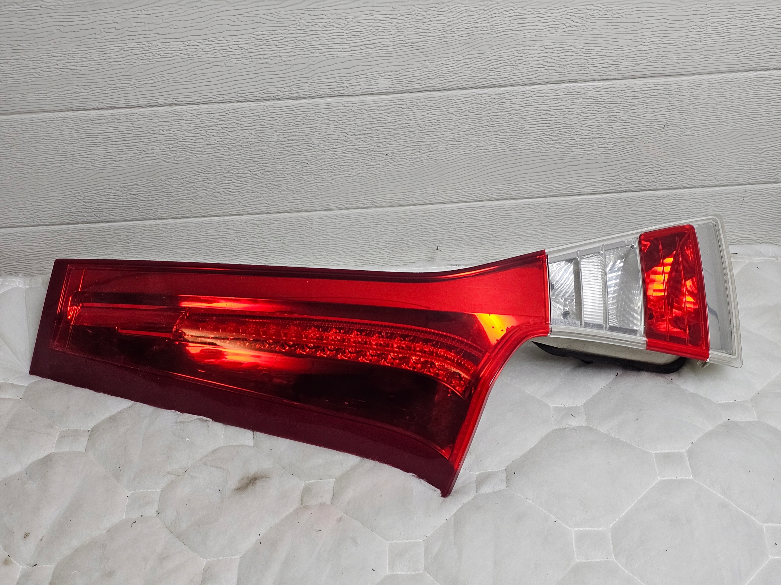 LAMPA REFLEKTOR TYL TYLNA LEWY LEWA EUROPA VOLVO V70 III LIFT