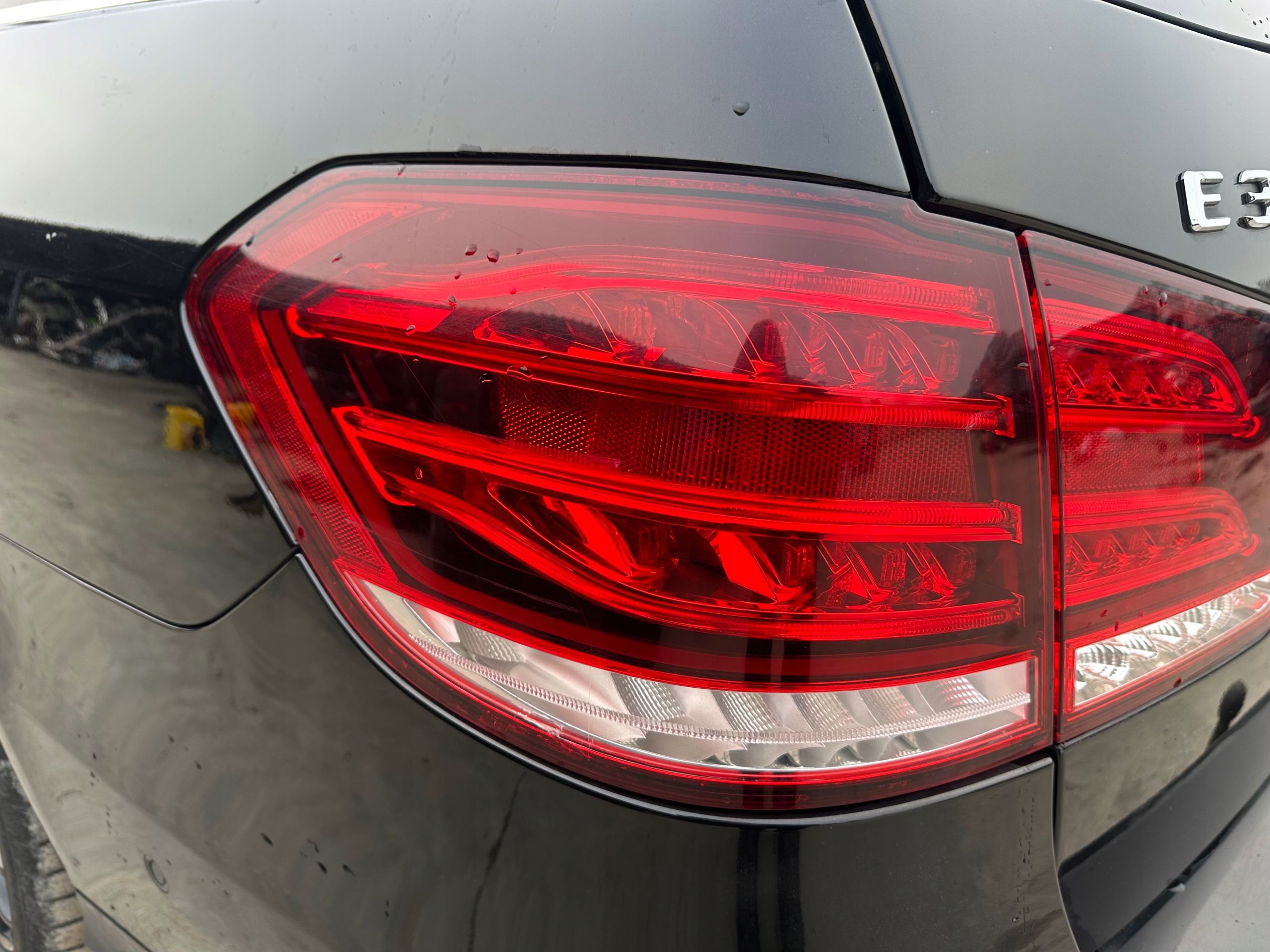 LAMPA LEWY TYŁ W BŁOTNIK MERCEDES W212 E KLASA LIFT KOMBI