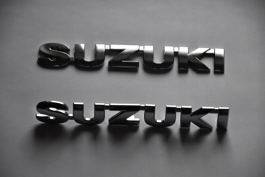 EMBLEMAT ZNACZEK NAPIS KLAPY TYŁ SUZUKI SX4 R-2008 Marka Suzuki