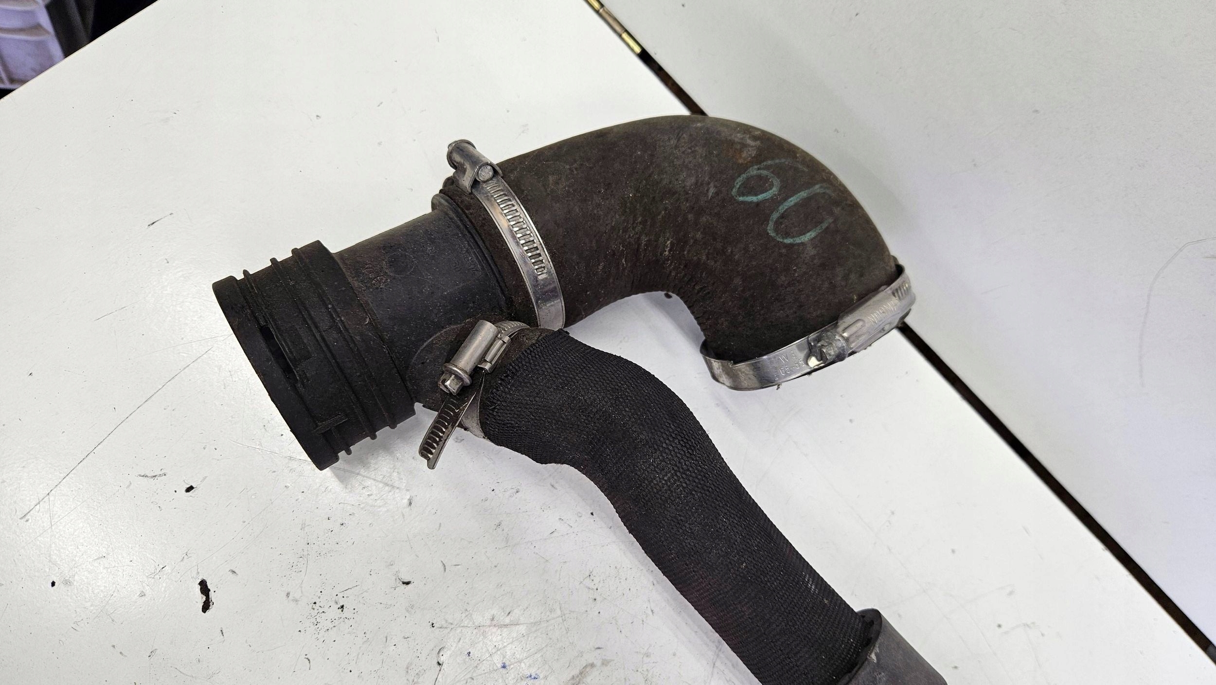 Mini Cooper R56 1.6B hadice intercoolera trouba 2755454