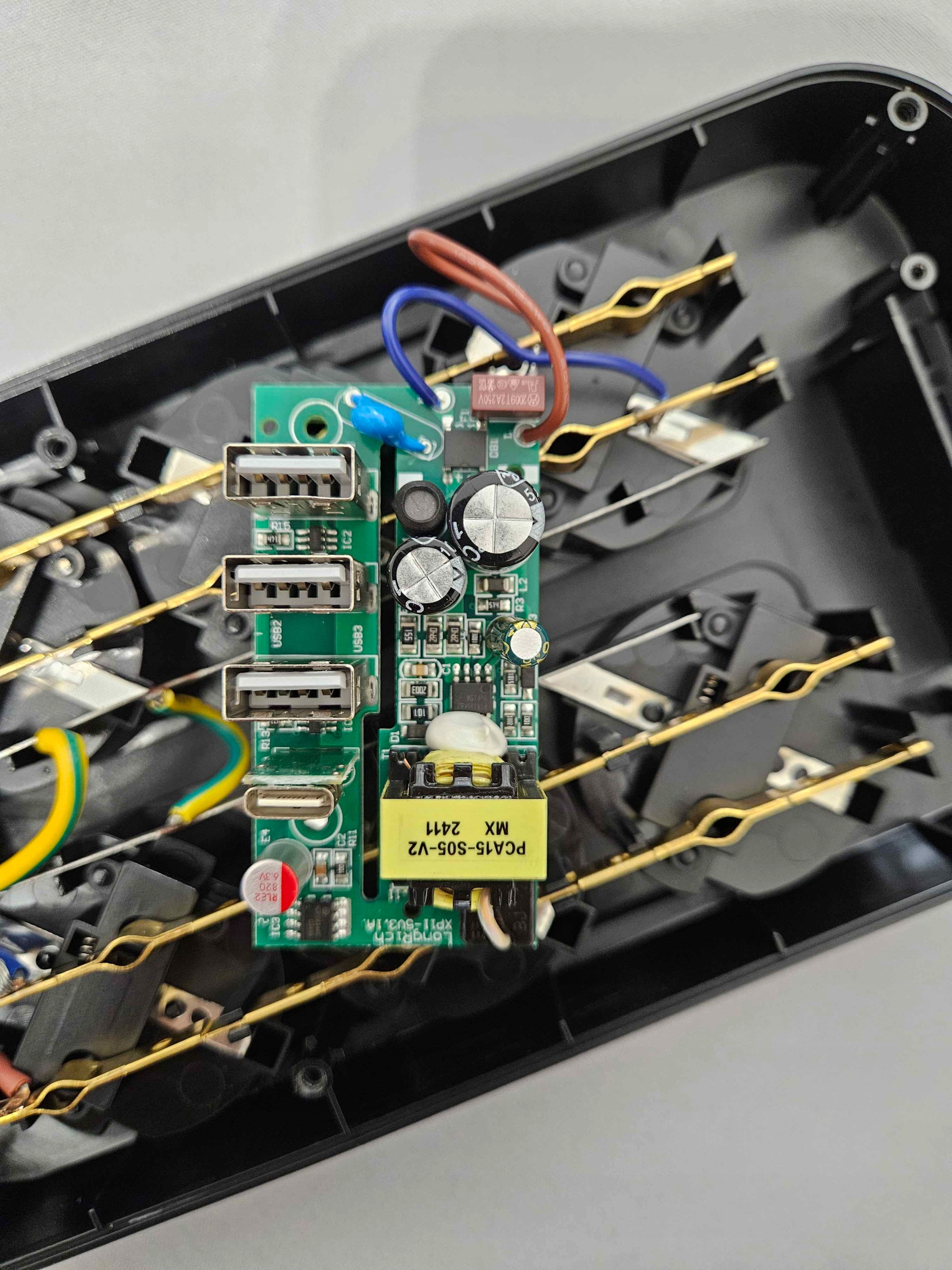 PRZEDŁUŻACZ LISTWA ANTYPRZEPIĘCIOWA ZASILAJĄCA USB JSVER SZYBKIE ŁADOWANIE Model JSVER-PS6042