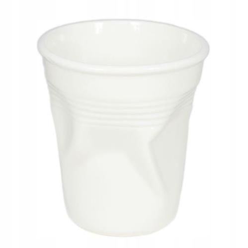 

Zgnieciony kubek z porcelany przypomina plastikowy