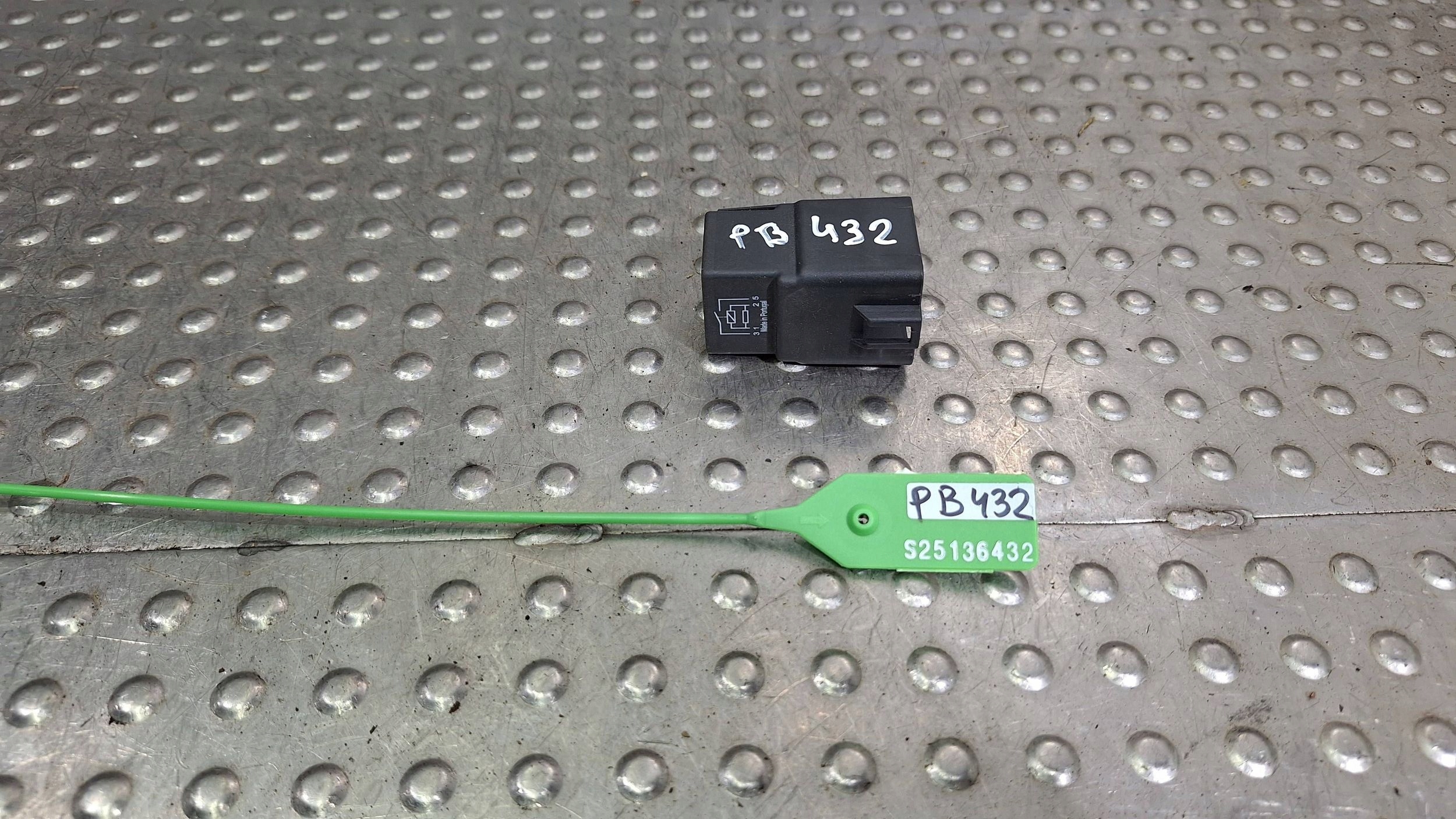 relay control unit ROZRUSZNIKA 9207913 BMW G20 G21 G30