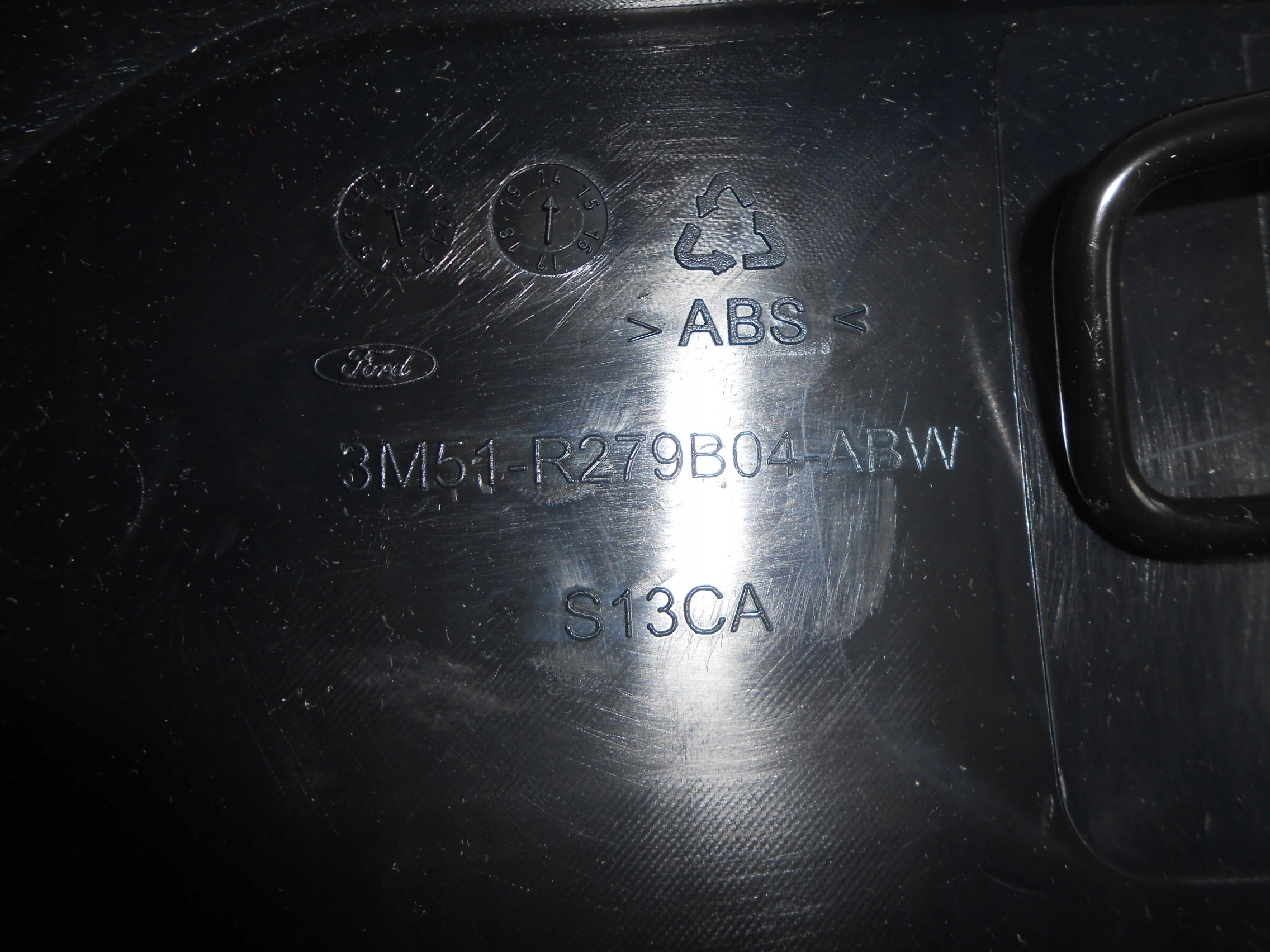 Ford Focus Mk1 MK2 skladany stolik Part number 3M57 R279B04 AB