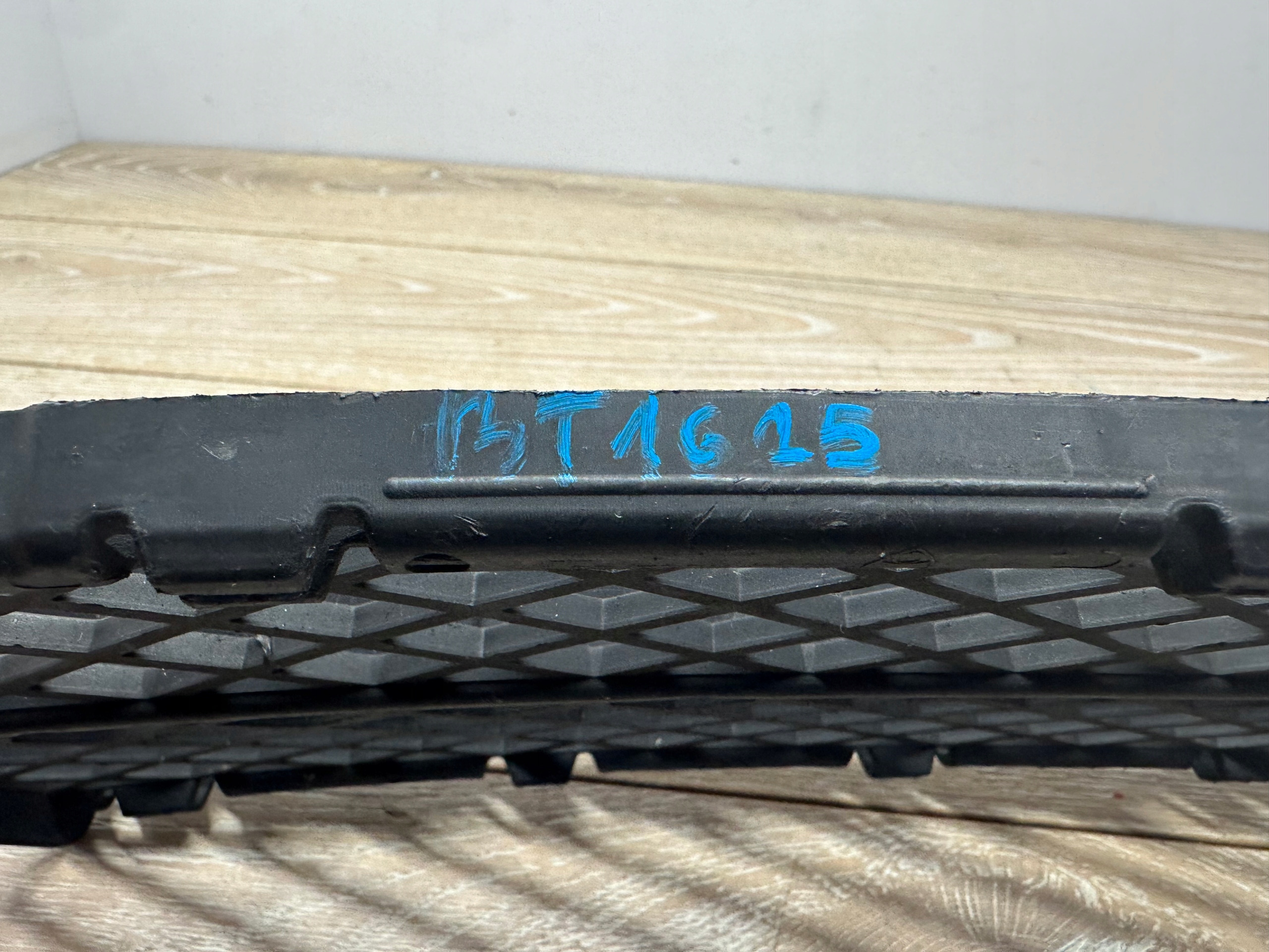 mřížka nárazníku předek 7178115 BMW E60