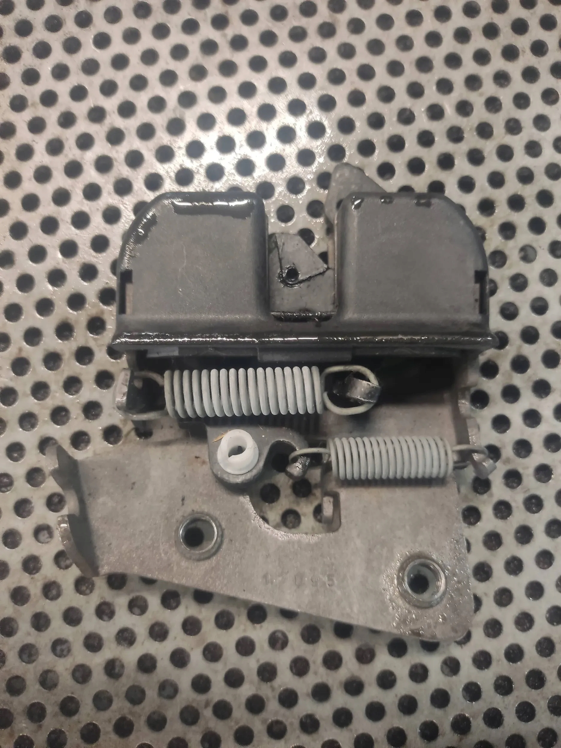 замок дивана зад левый vw II LT 52207112863