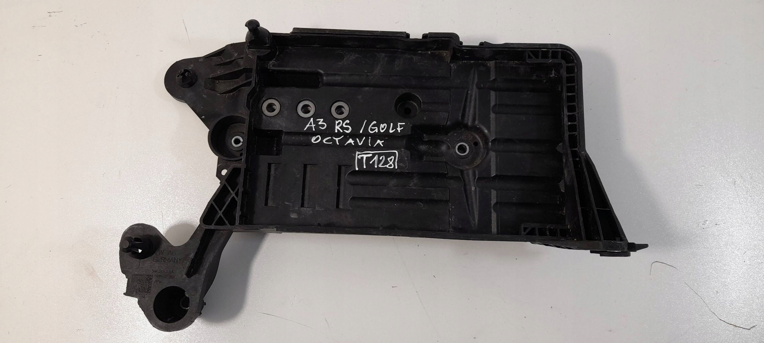 Audi A3 S3 8V držač akumulatora 5Q0915331K (T128)