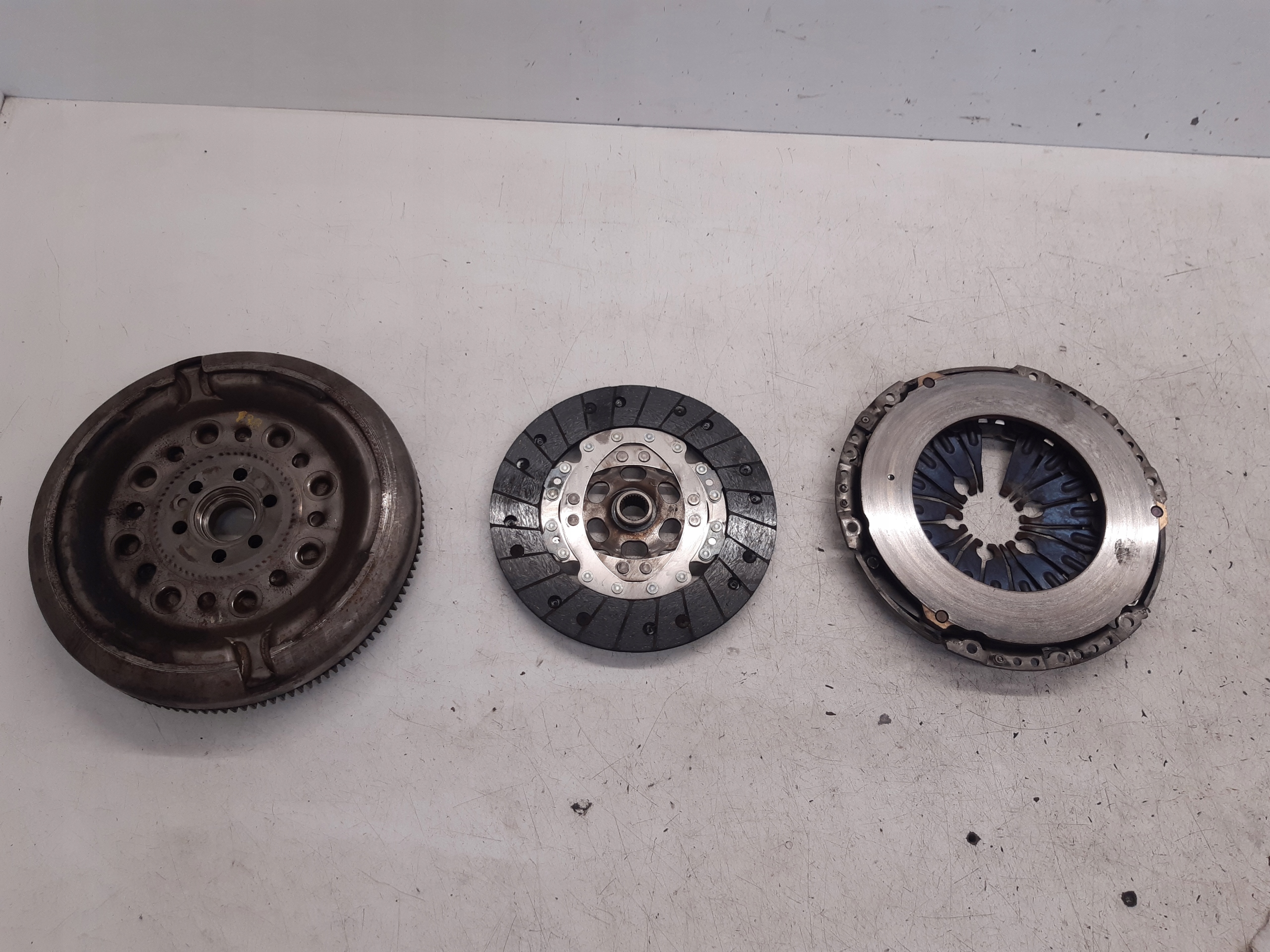 VOLANO USATO disco di pressione 03C105264R Audi A3 8P