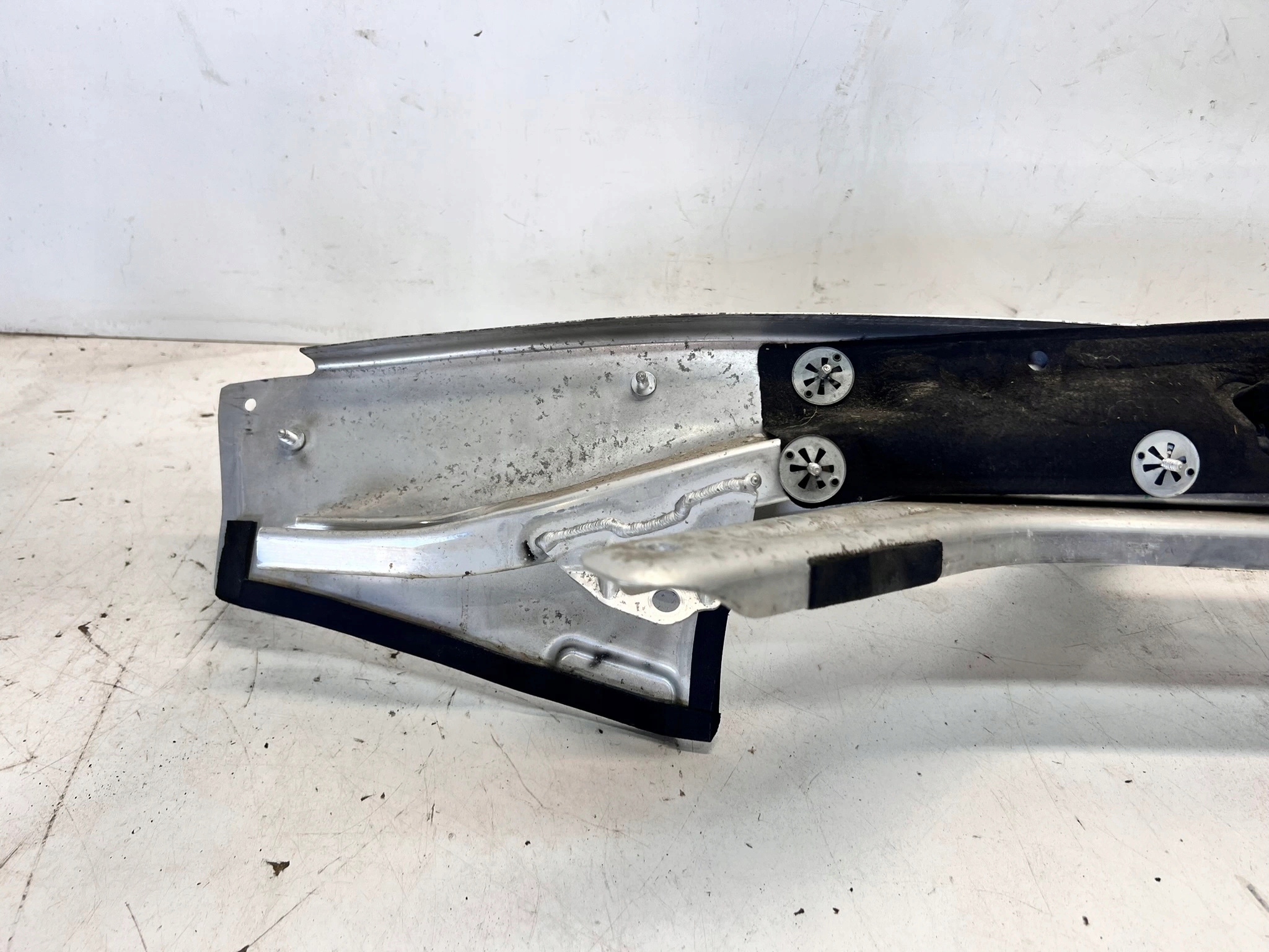 podpěra příčka AUDI Q7 4M 4M0805645B 4M0806391C