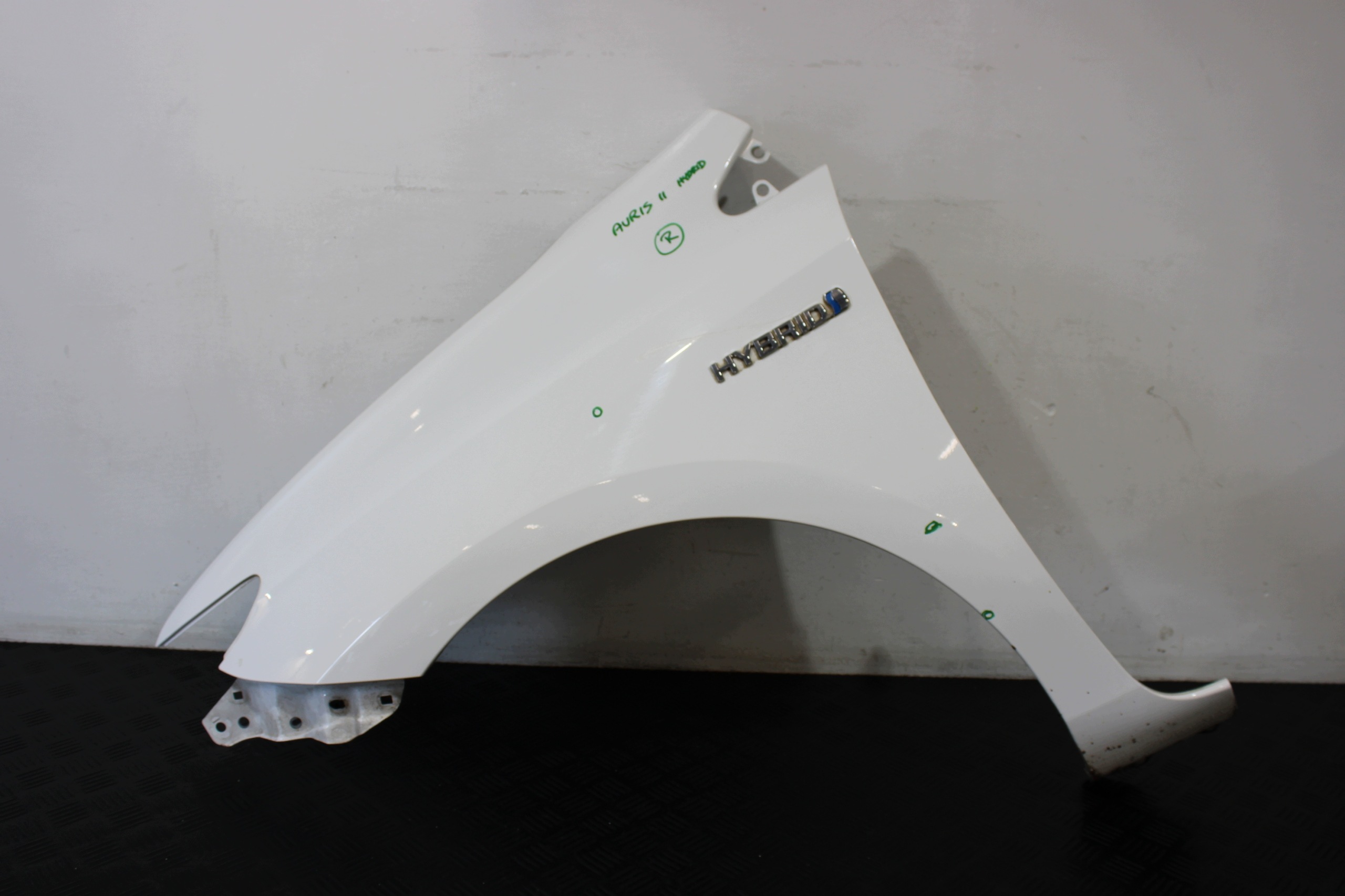 fender left front left front TOYOTA AURIS II 2 KOMBI