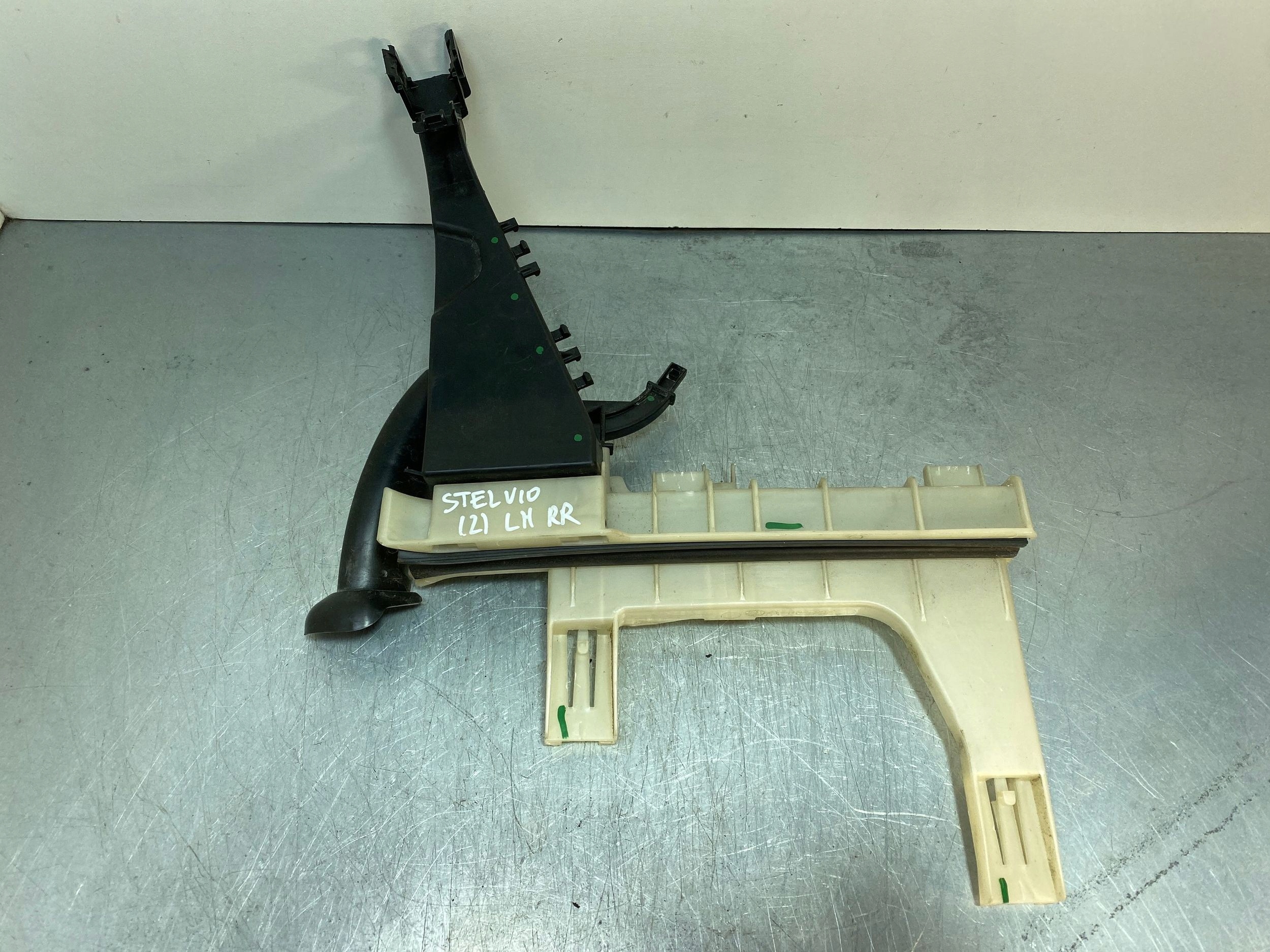 2019 Alfa Romeo Stelvio Prowadnica szyby tylnej