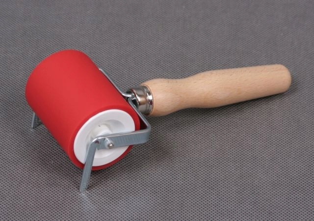 Váleček na linoryt s dřevěnou rukojetí 60x50mm