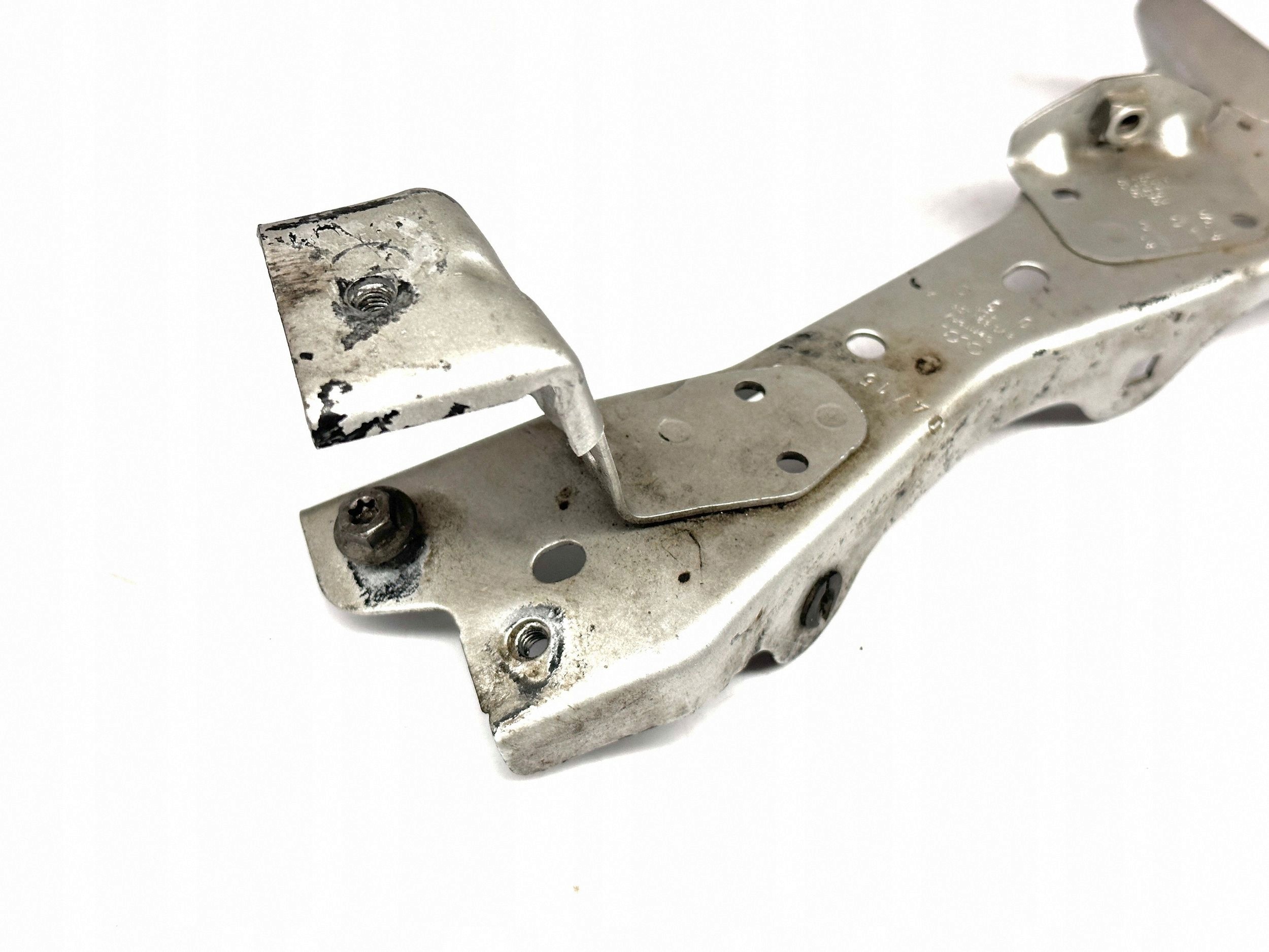 AUDI A3 S3 8V Support plaque Console Droit Aile Avant 8V0821136A