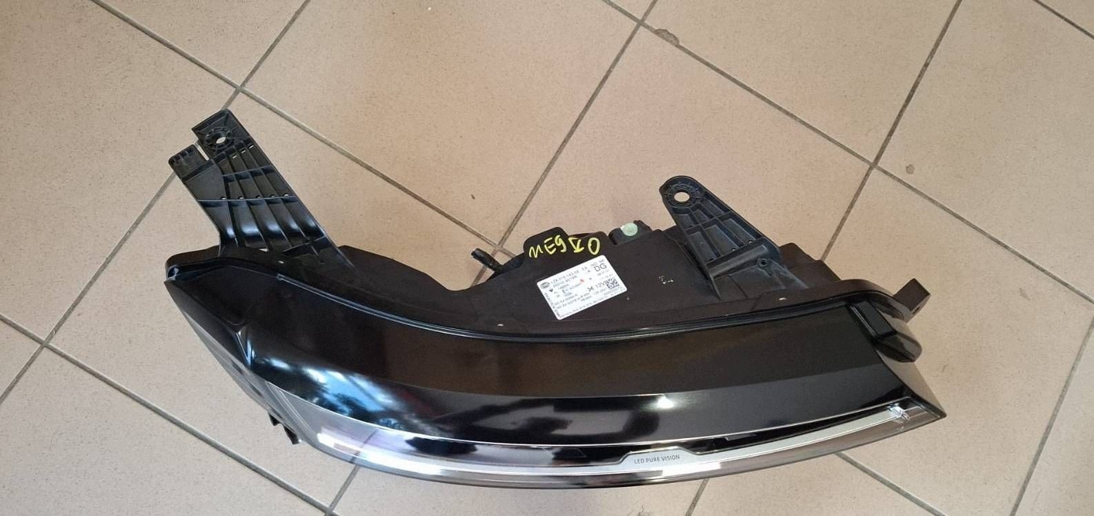 REFLEKTOR light front right RENAULT MEGANE V E-TECH 260104574R as new