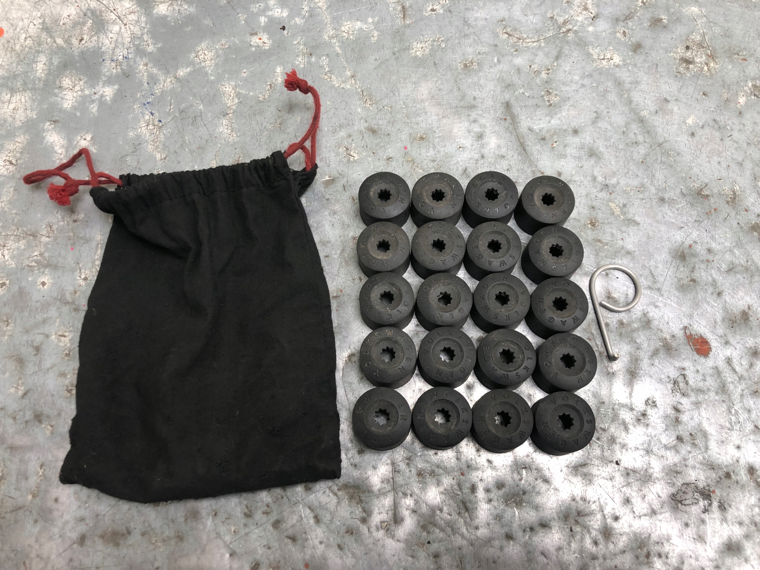 cap a nut screws VW GOLF VI plus 1K0601173