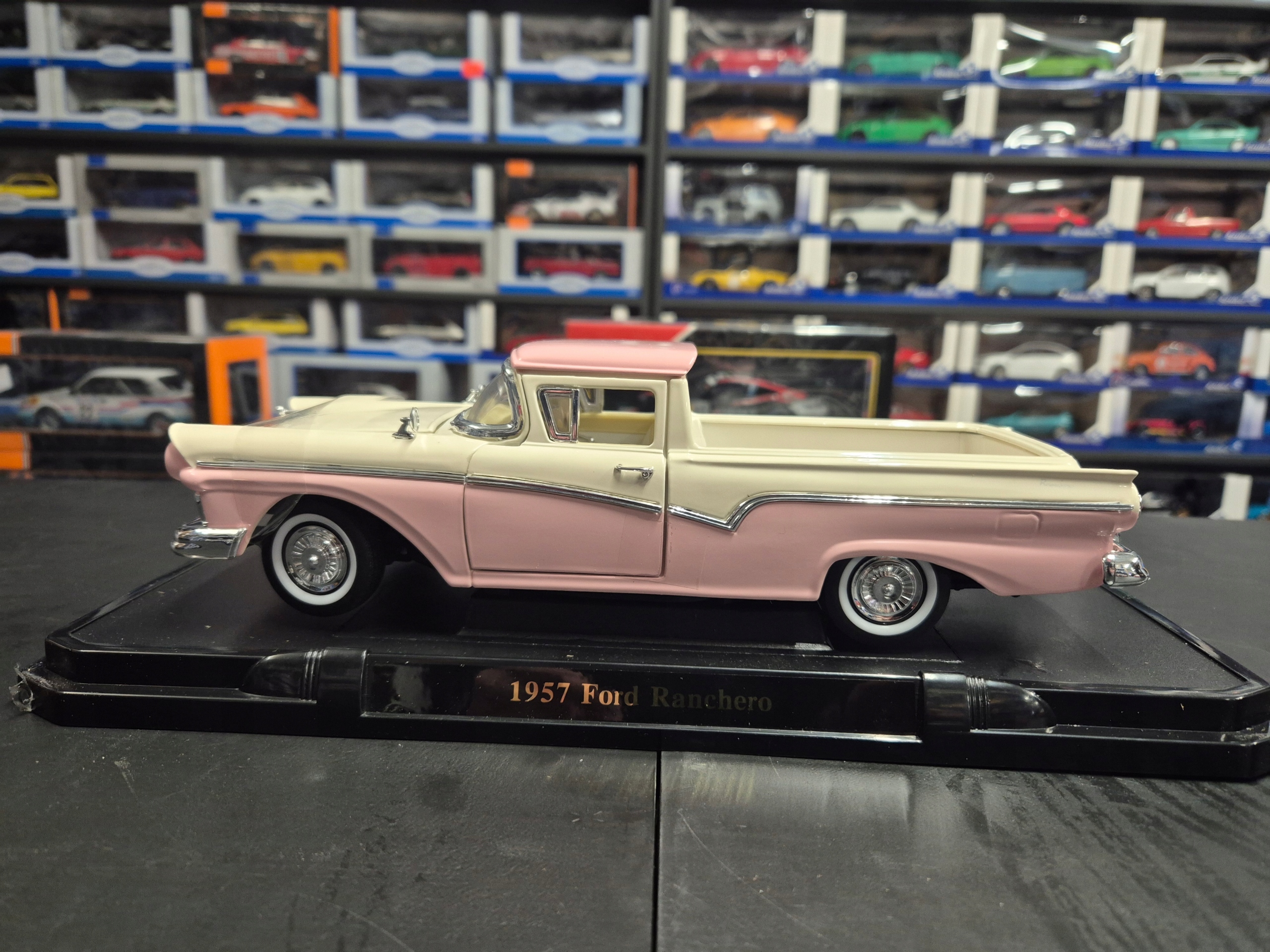 FORD RANCHERO 1957 1/18 ROAD SIGNATURE LDC 92208 Stan opakowania oryginalne