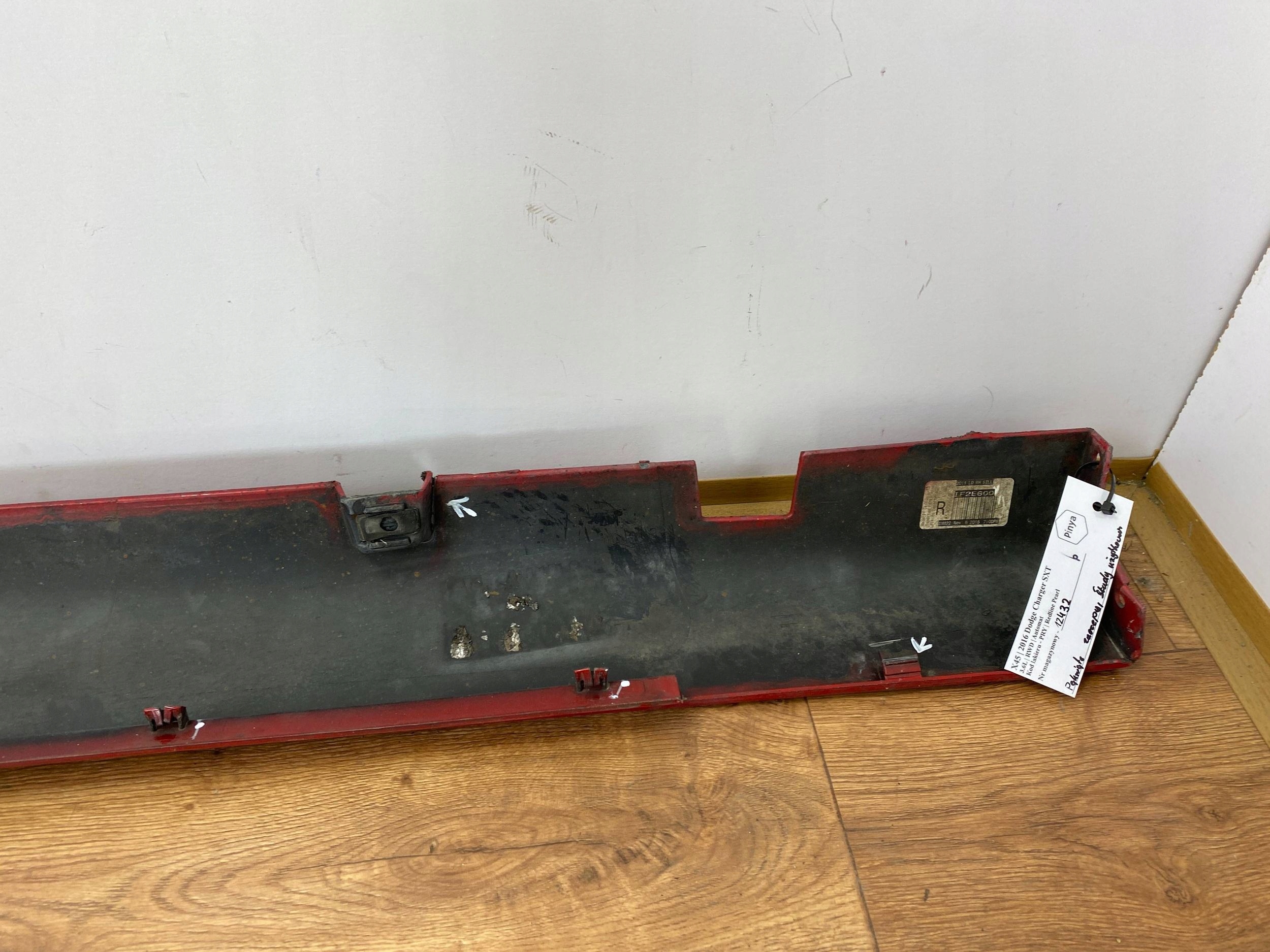 cap threshold right Dodge Charger 2015+
