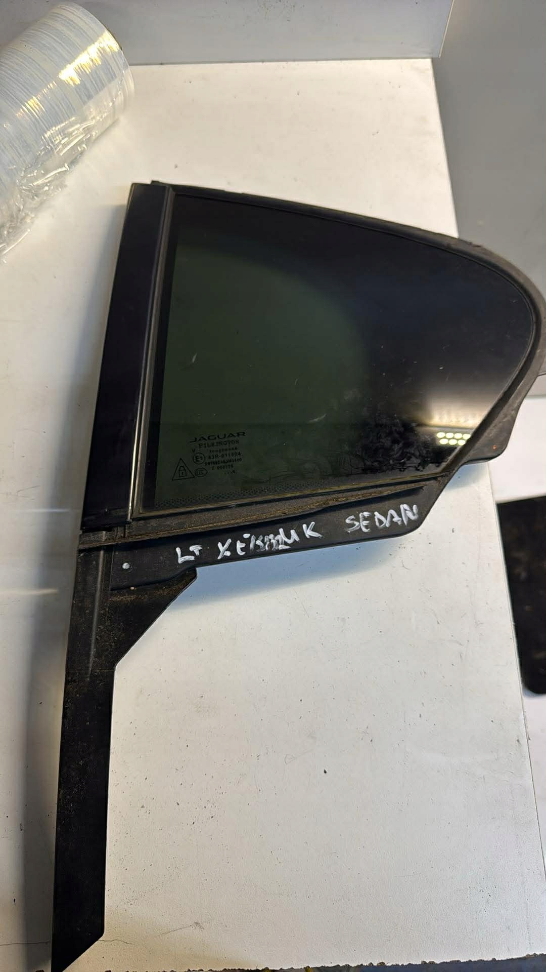 Jaguar XE window window triangular triangle door rear GX7325829A left rear part