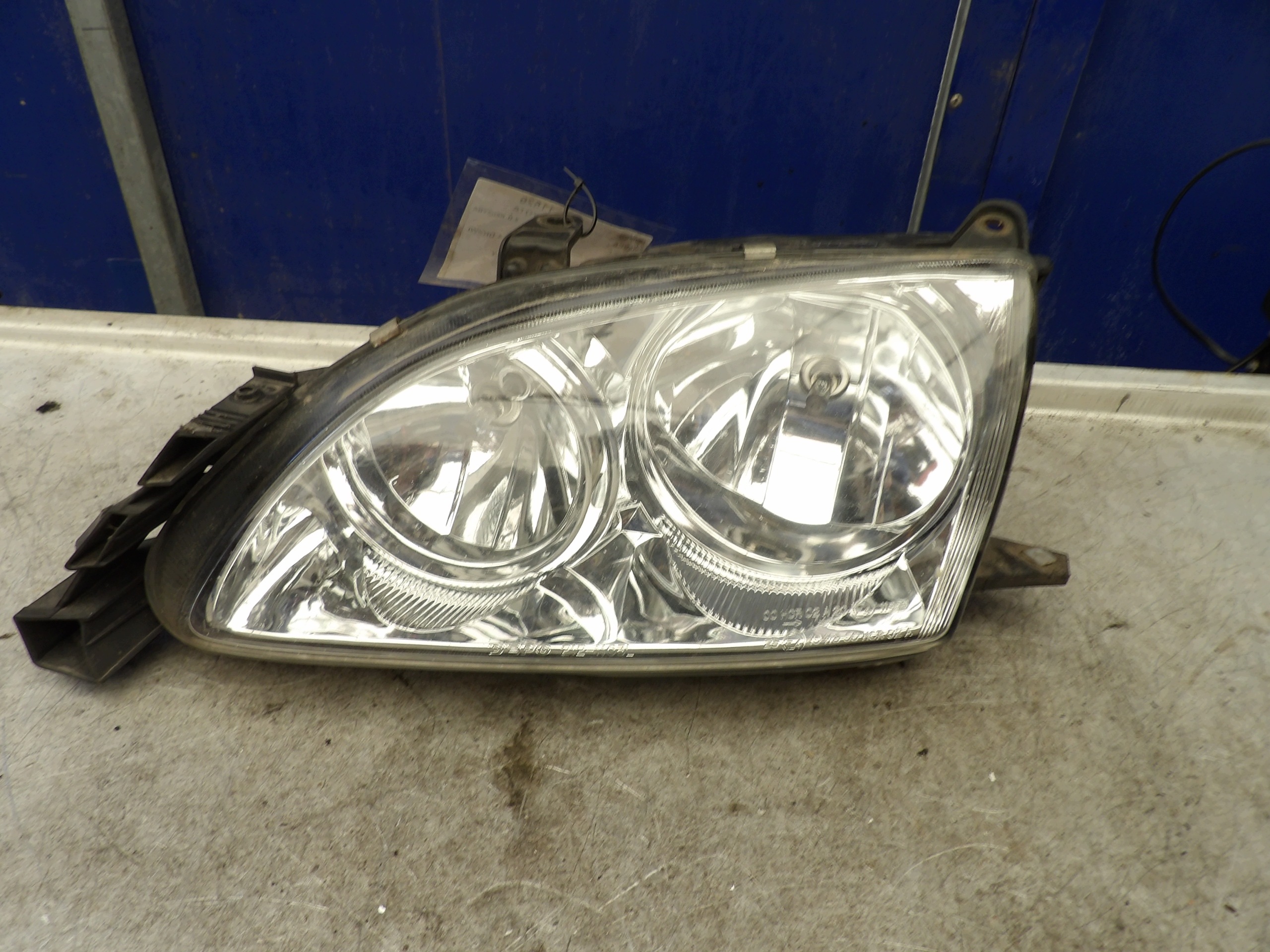 Toyota Avensis T22 light front left