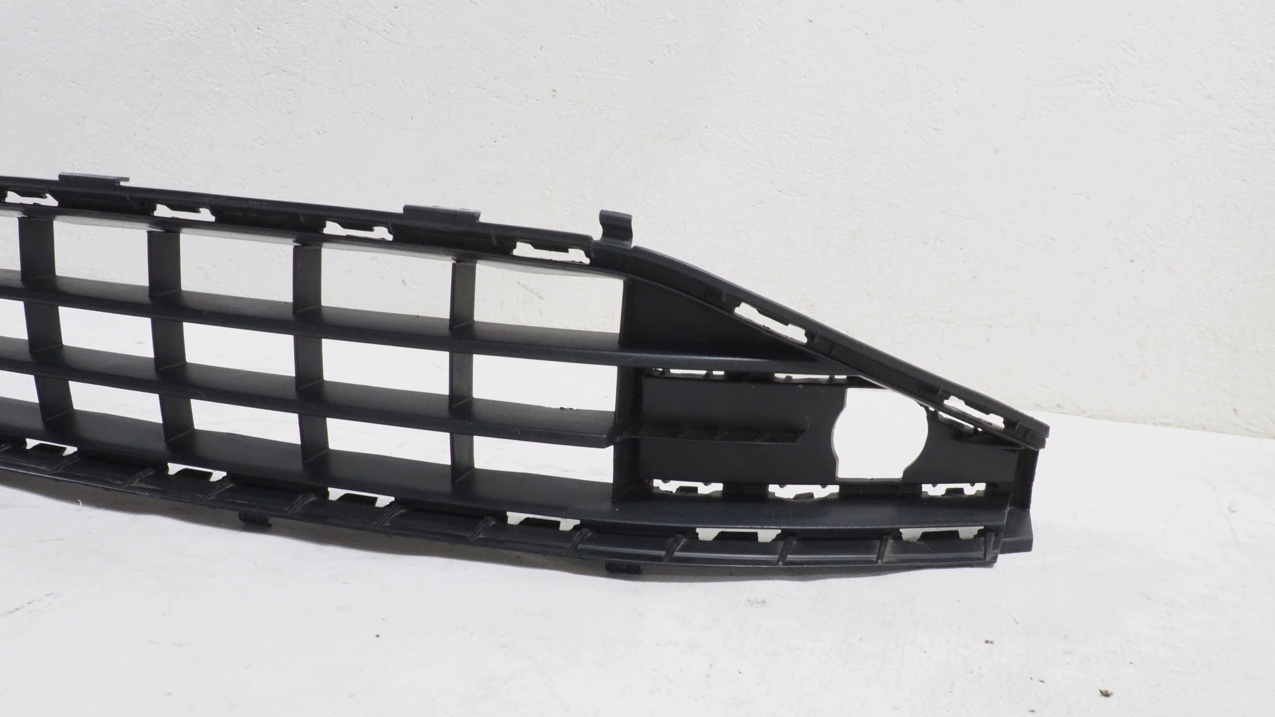 VW Jetta VII mitte lüftungsgitter der stoßstange vorne 17A853677