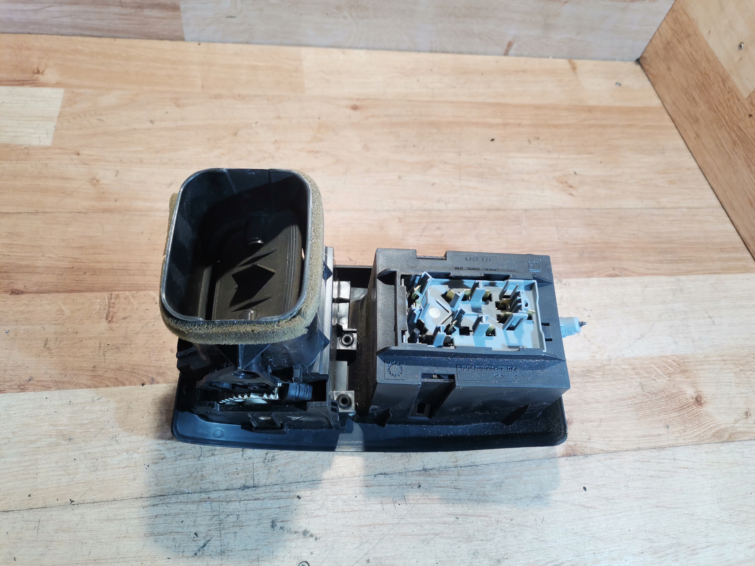 control panel of the lights 90560336 OPEL ASTRA G grid air conditioning devices