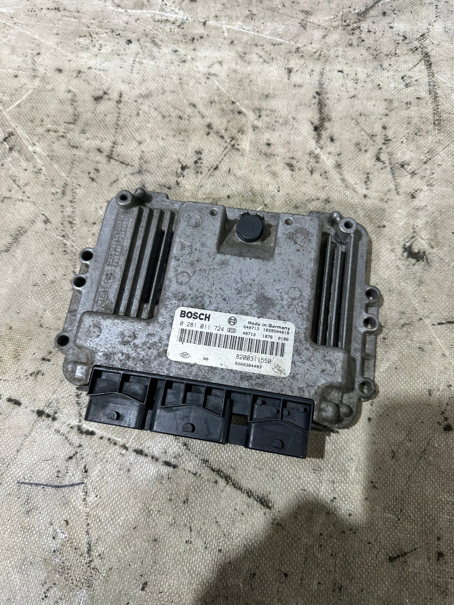 control unit of the engine RENAULT ESPACE 2.2D 0281011724 8200311550