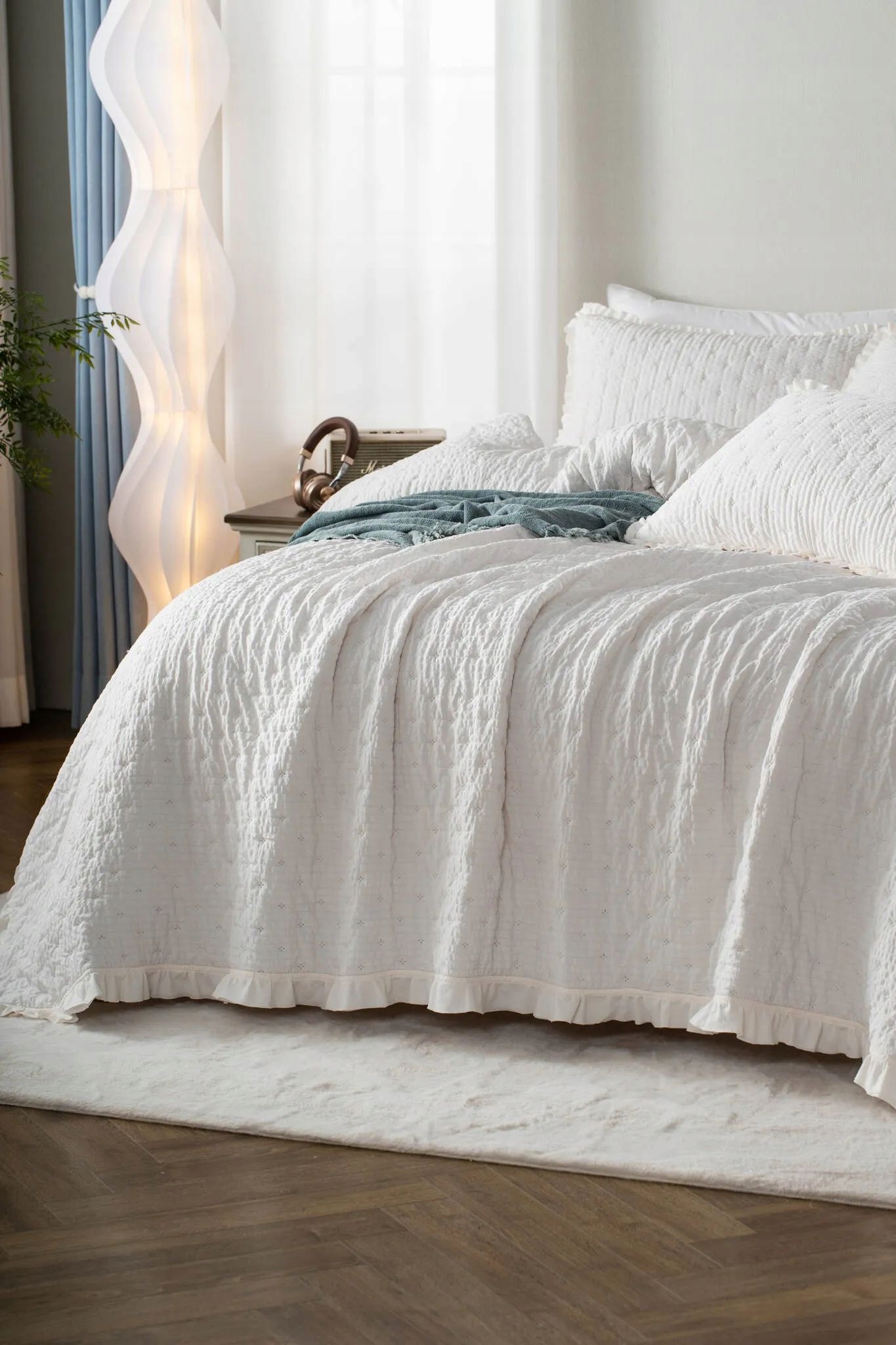 Dekorativní přehoz s vroubkovanou strukturou Amour 200x220, bílý s volánem