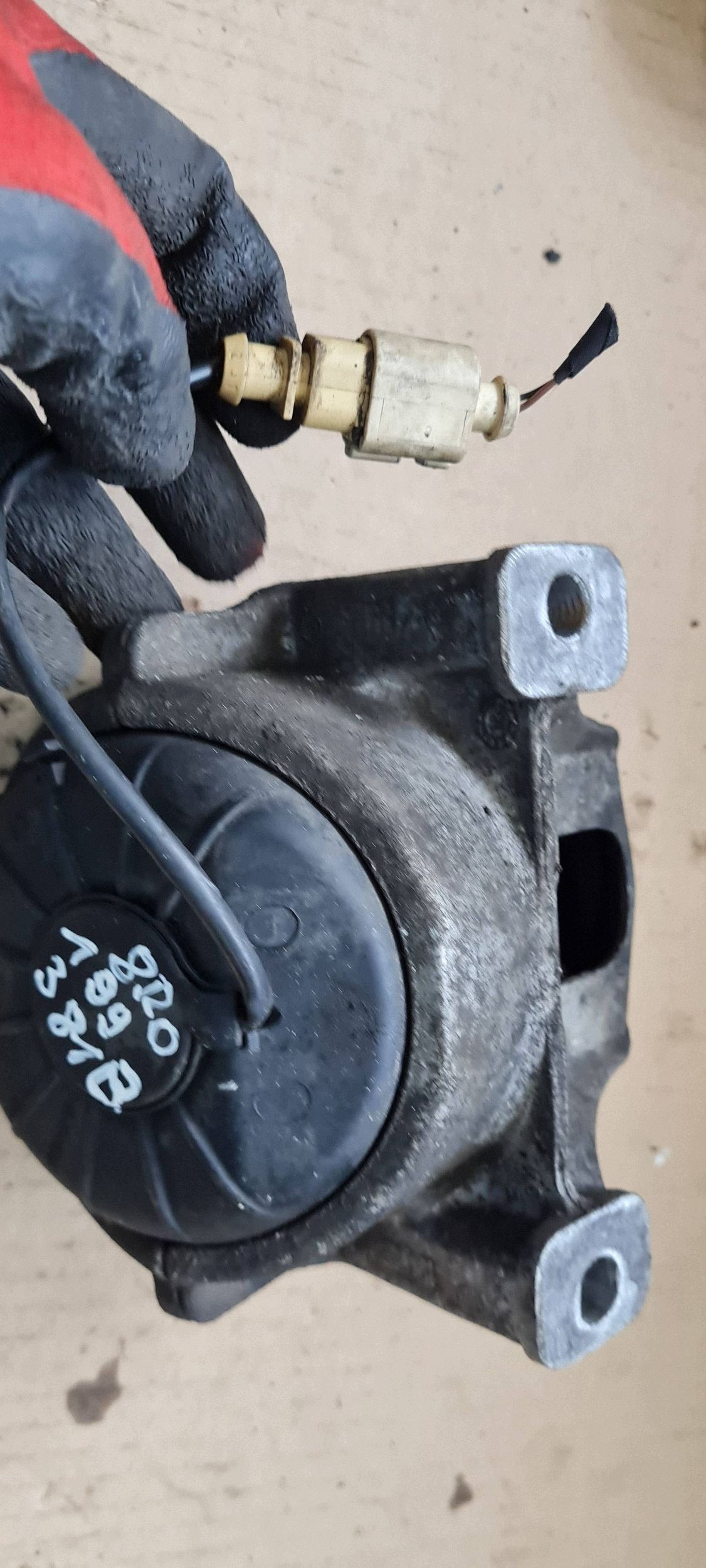 A5 8T LIFT engine mount sensor left 2.0 TDI 8R0199381B A4 B8 Q5 8R