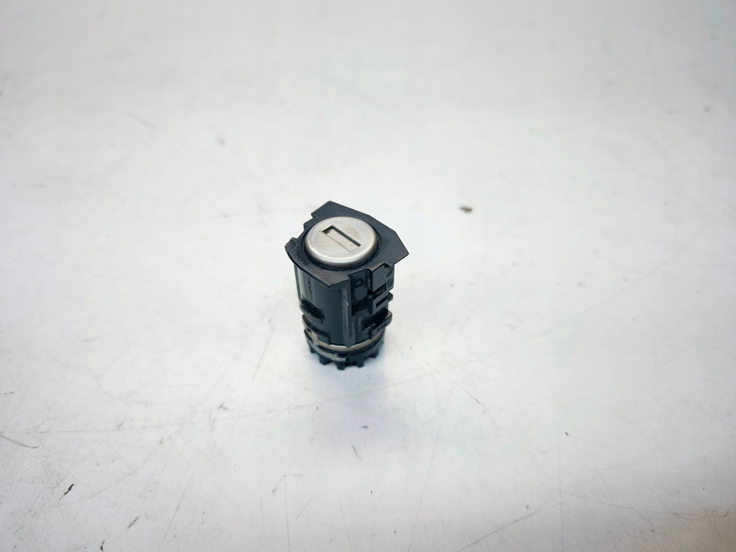 lock cylinder door left front AUDI A3 8P A4 B7 8E1837064