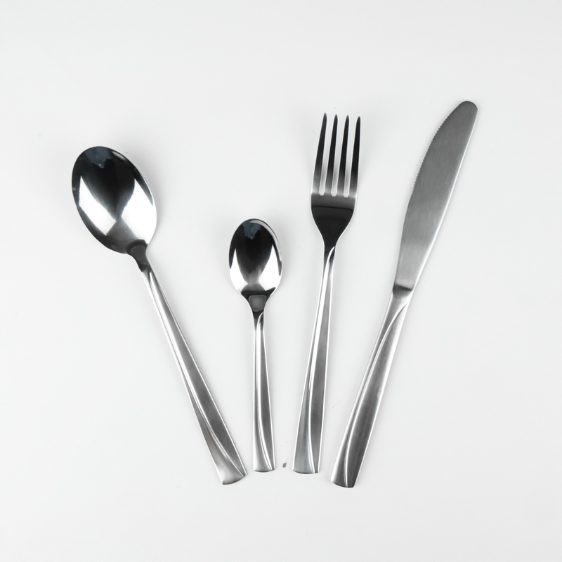 KOMPLET SZTUĆCÓW 72 el WALIZKA MONICA 12 OSÓB SZTUĆCE W WALIZCE Kod producenta 15869