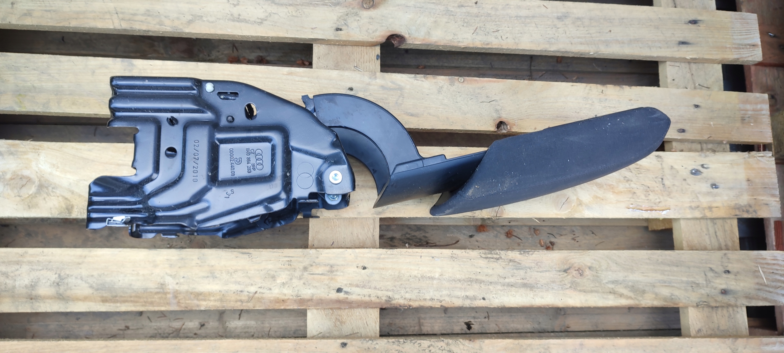 bracciolo MATERIALOWY AUDI A4 B8 8K0864283