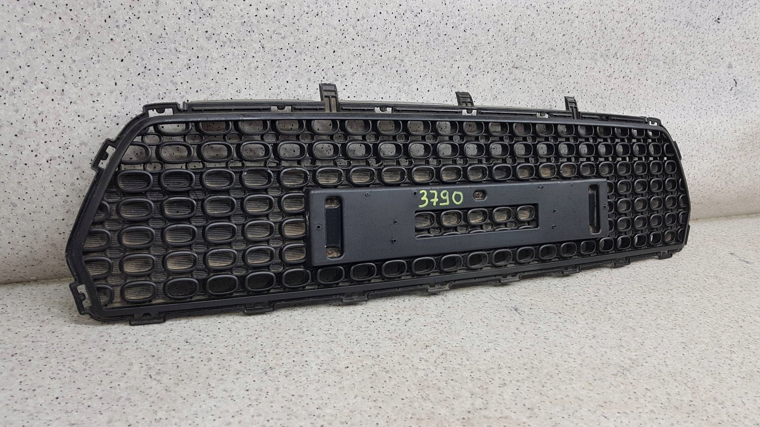 KIA Soul II 2 2014 - grid central of a bumper front 86561-B2000