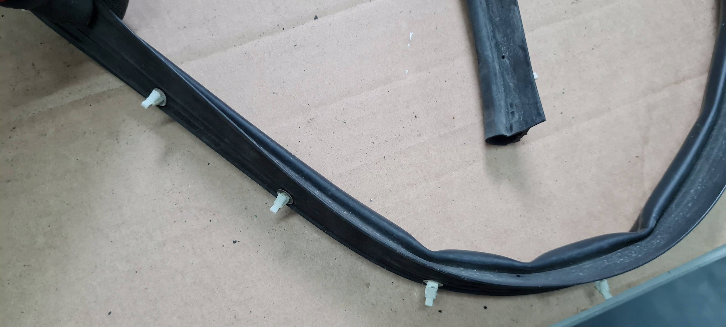 Q3 83A gasket rubber threshold of the threshold left 83A833177
