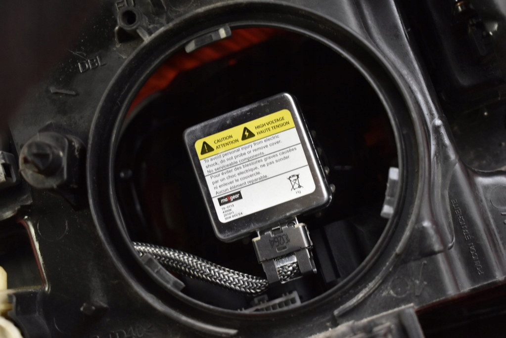 REFLEKTOR left light front XENON EU 31290892 VOLVO XC90 1 and LIFT 06-14