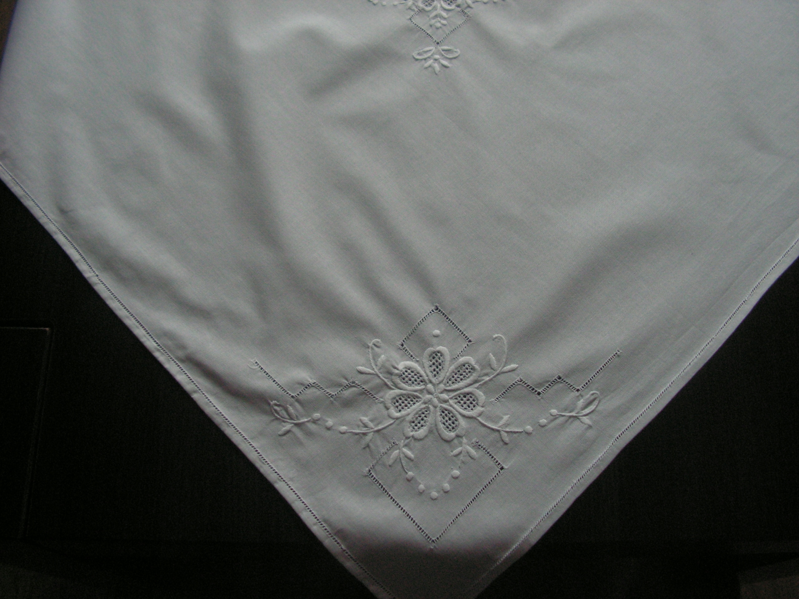 Милая Вышитая Скатерть