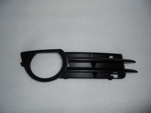 ATRAPA KRATKA RAMKA HALOGENU AUDI A3 03-08 8P4807682B PRAWA