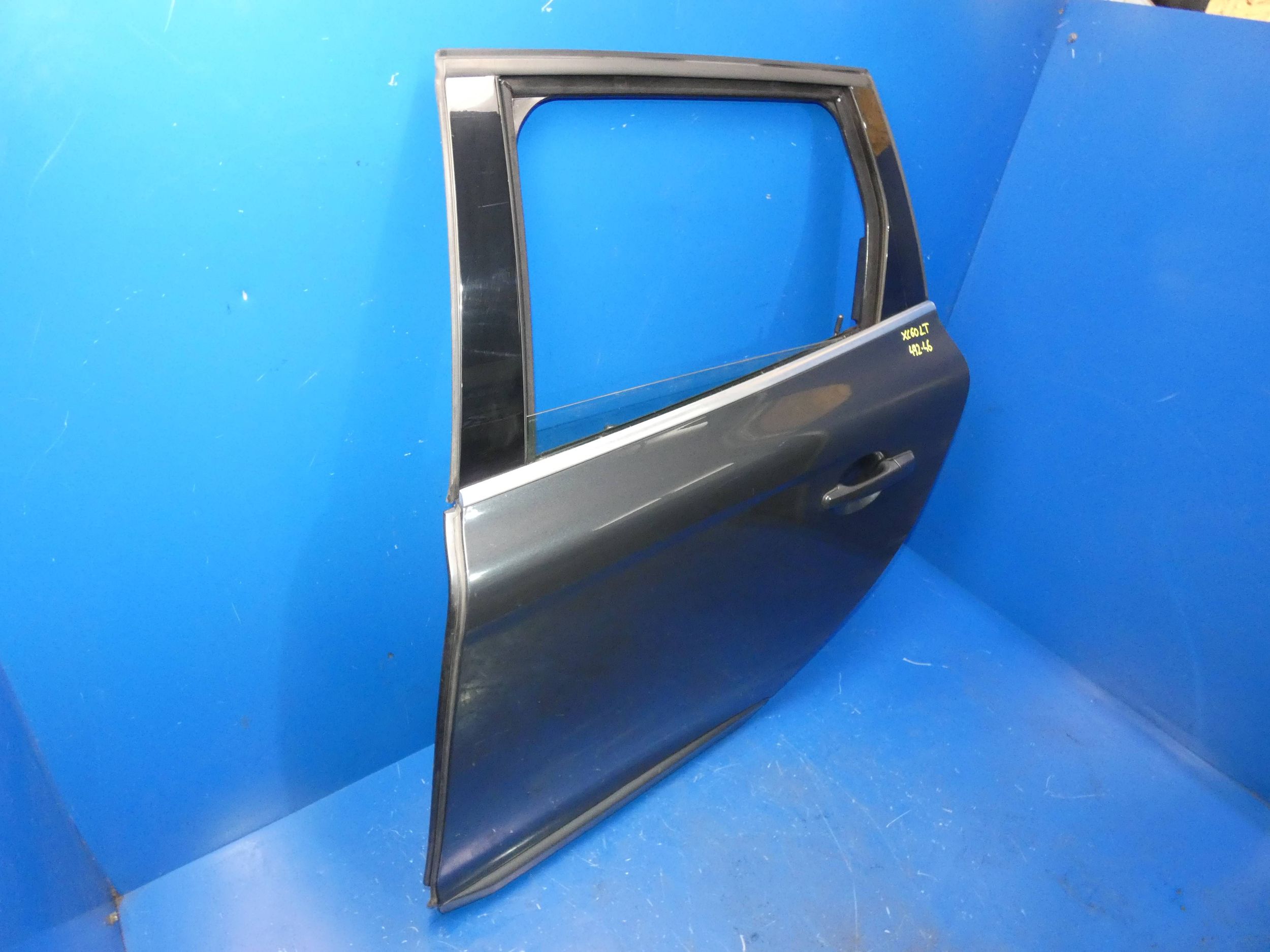 VOLVO XC60 and door left rear part rear. left complete 492-46