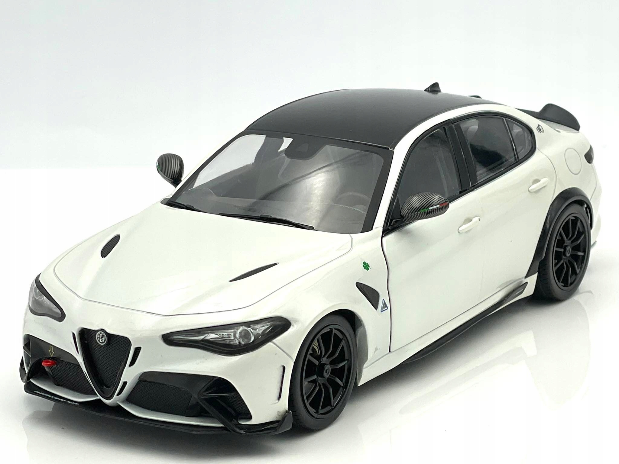 

Alfa Romeo Giulia Gta 2022, white Solido 1:18