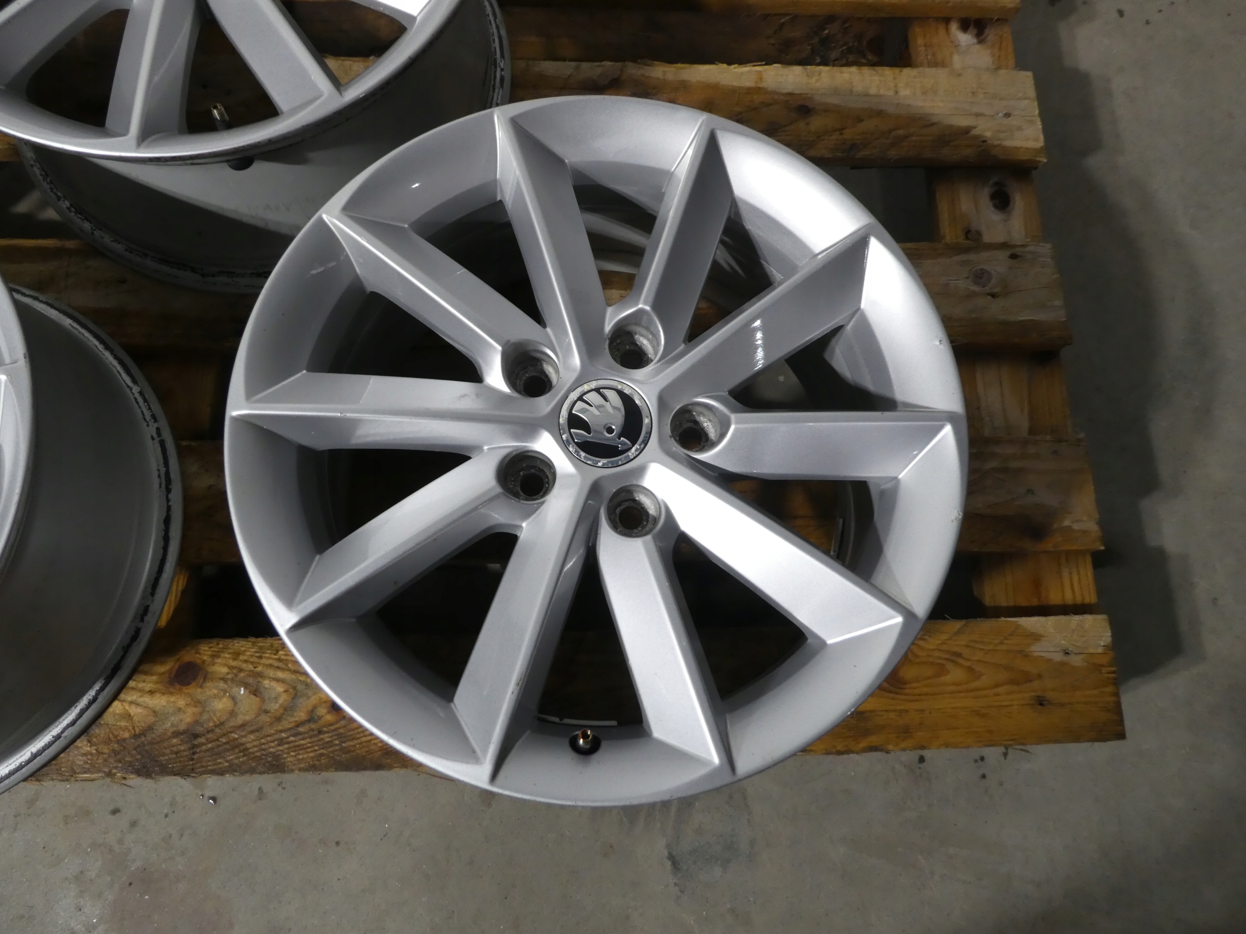 4X discs aluminium disc 3T0601025R SKODA 5X112