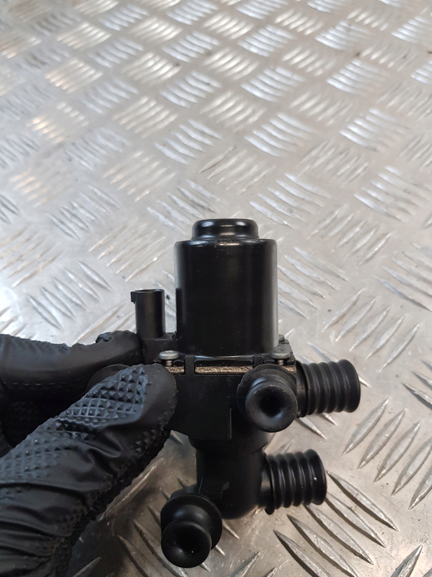 pompe électrovalve d’eau 692022602 BMW E61 2.5D 04R