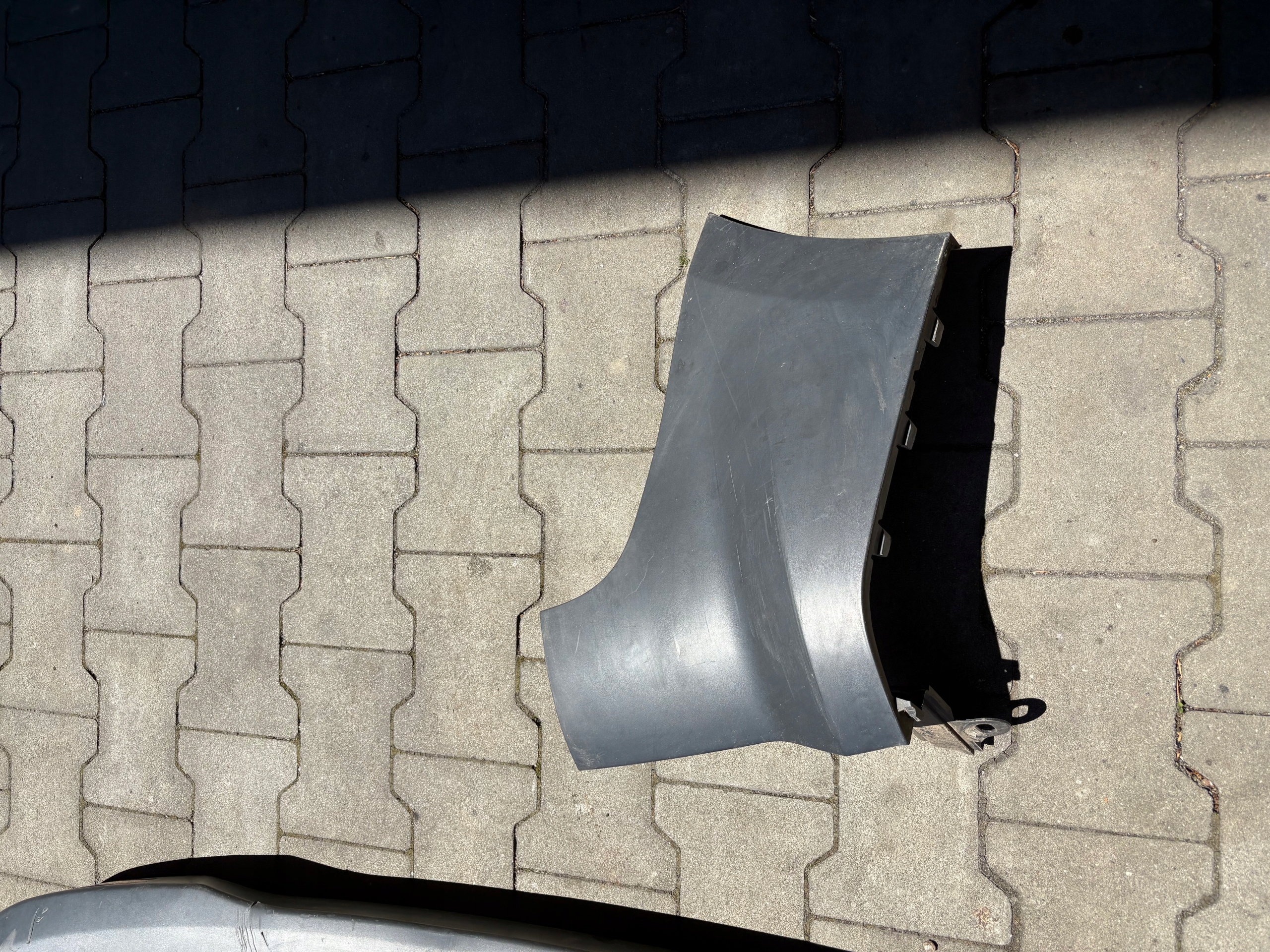 Pare choc Arrière Unité d’angle Droite FORD COURIER MK2 ET76-17926-A