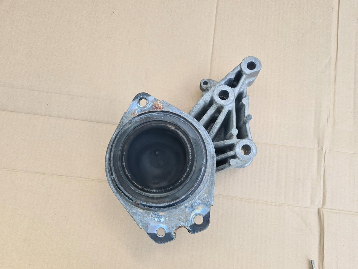 ŁAPA UCHWYT PODUSZKI SILNIKA RENAULT LAGUNA II 8200405211 Producent części Renault OE