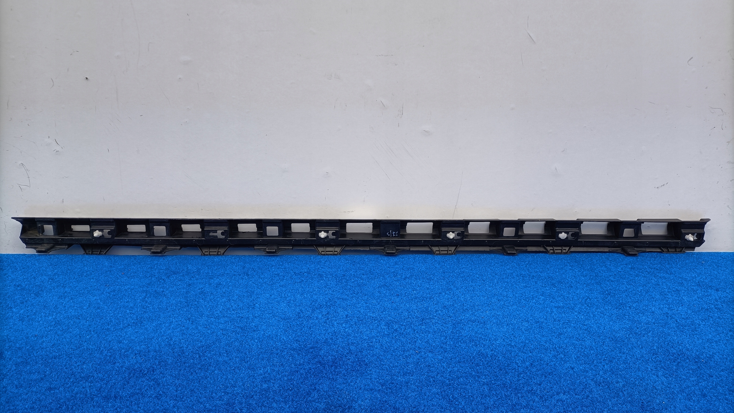 VW PASSAT B8 right bracket holder mouldings PROGOWEJ 106501400100 K89/613