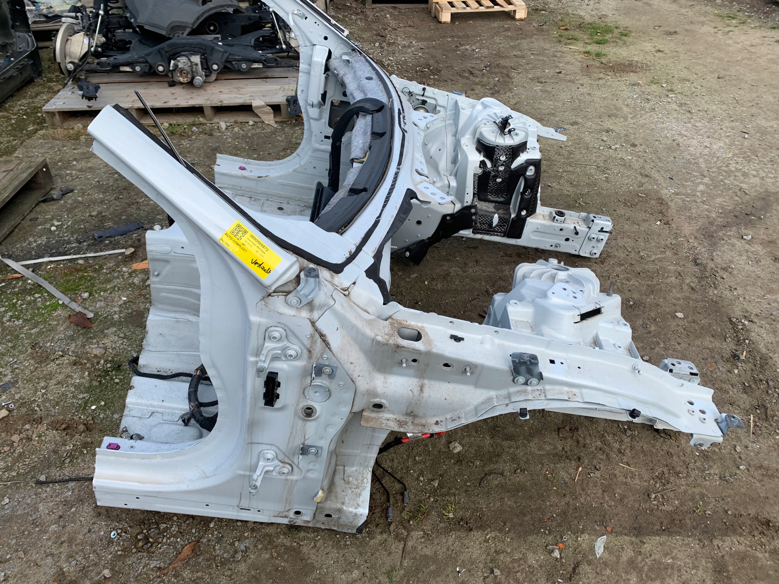 JAGUAR XF X260 ЛОНЖЕРОН ЧЕТВЕРТИНА ПРАВА СТІЙКА