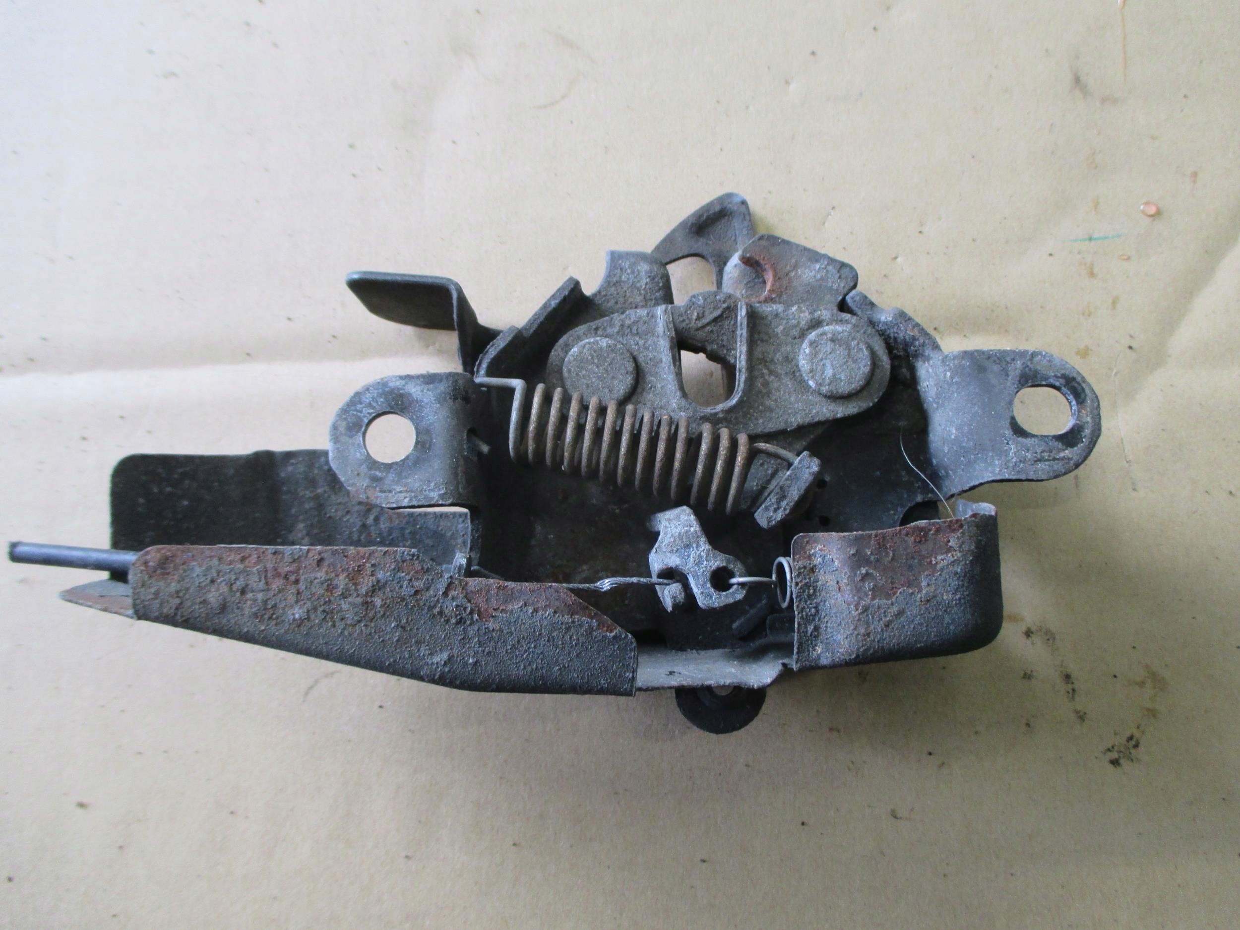 COROLLA E12 SEDAN KOMBI 02-04 ZAMEK MASKI