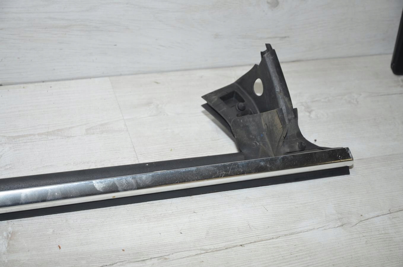 moulding dust right front Mercedes CLS w219