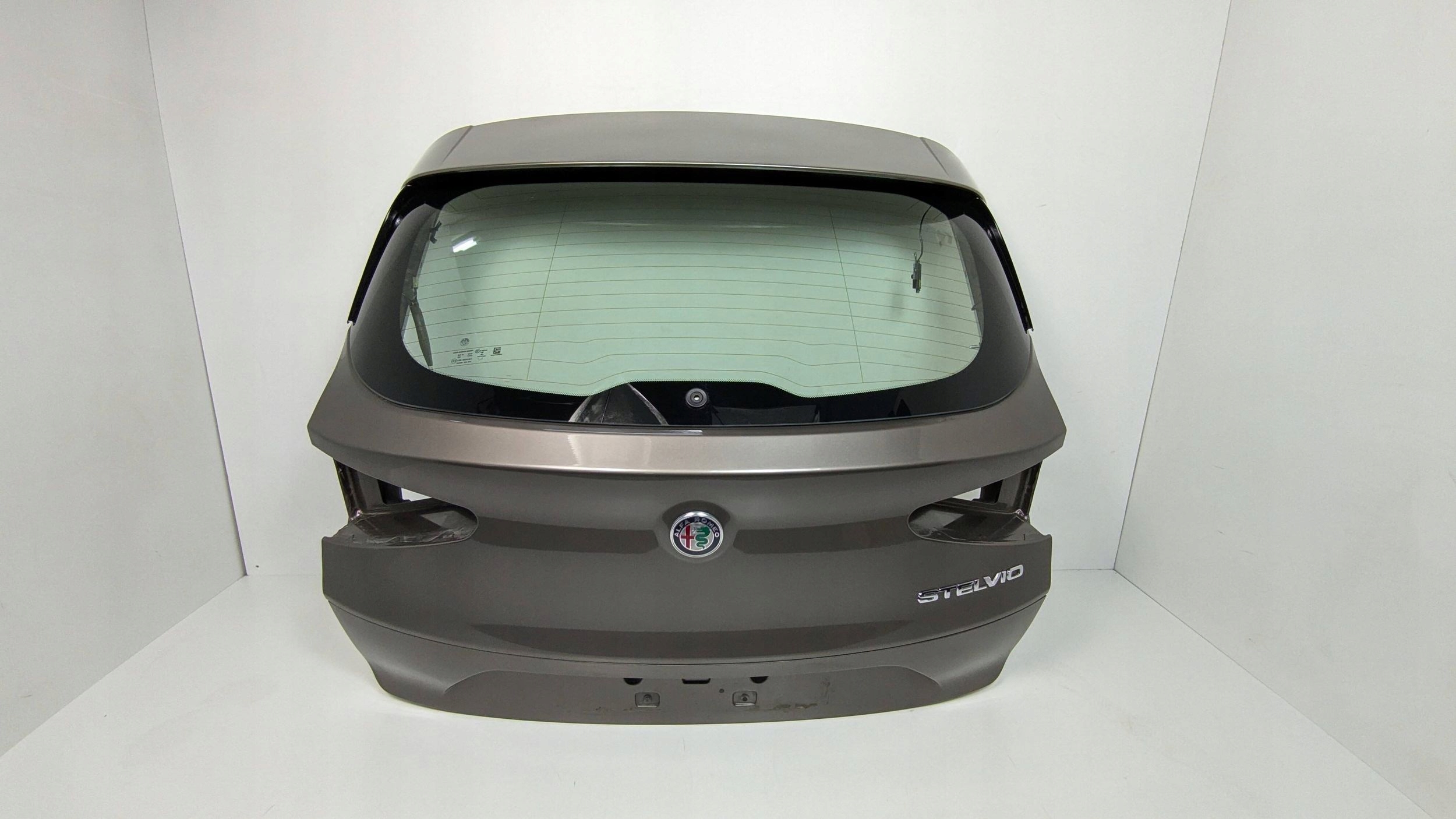 Alfa Romeo Stelvio rear trunk door 082