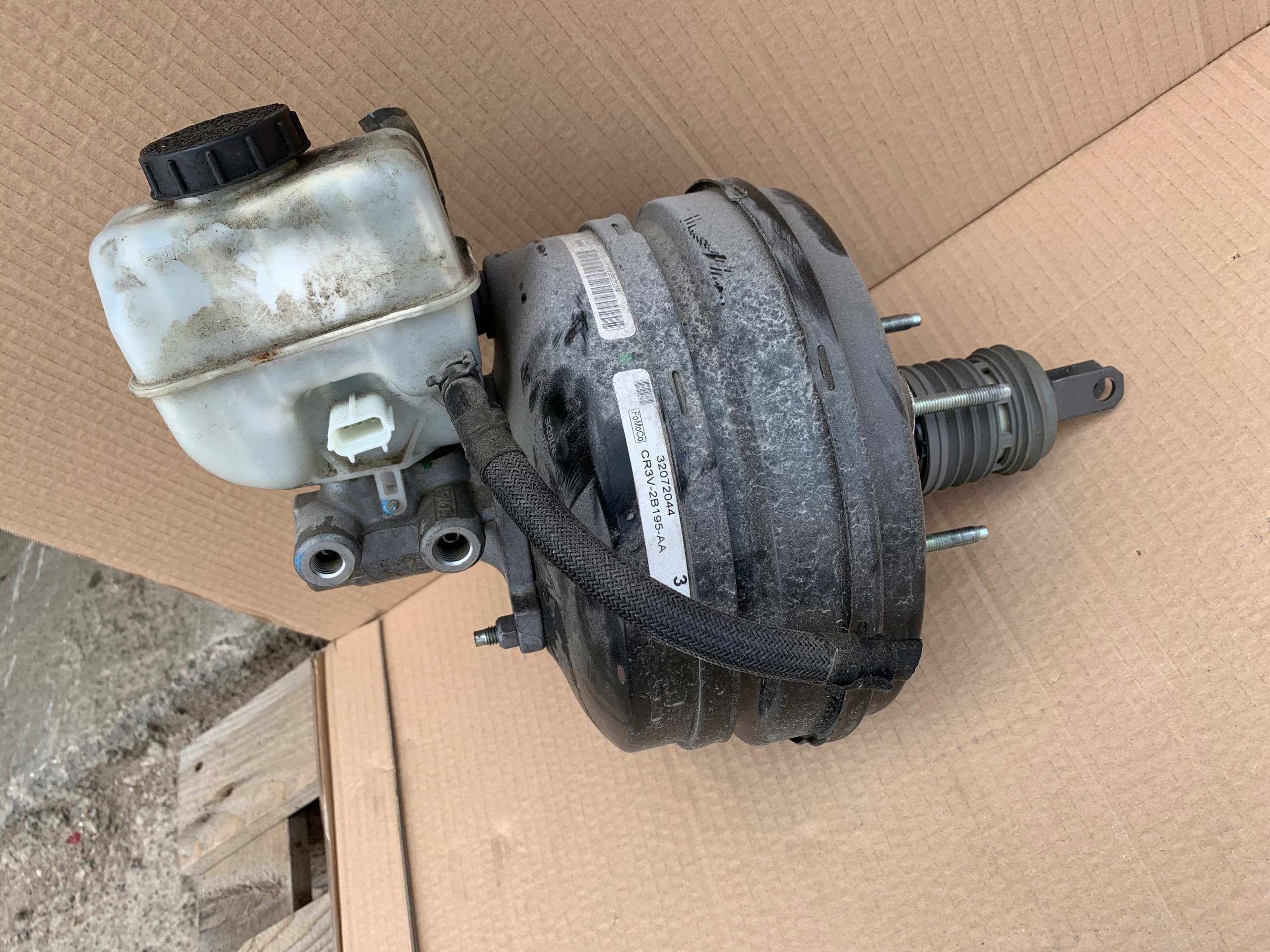 CR3V-2B195-AA - СЕРВОПРИВОД ТОРМОЗА FORD MUSTANG V 5.0 GT LIFT 13-14