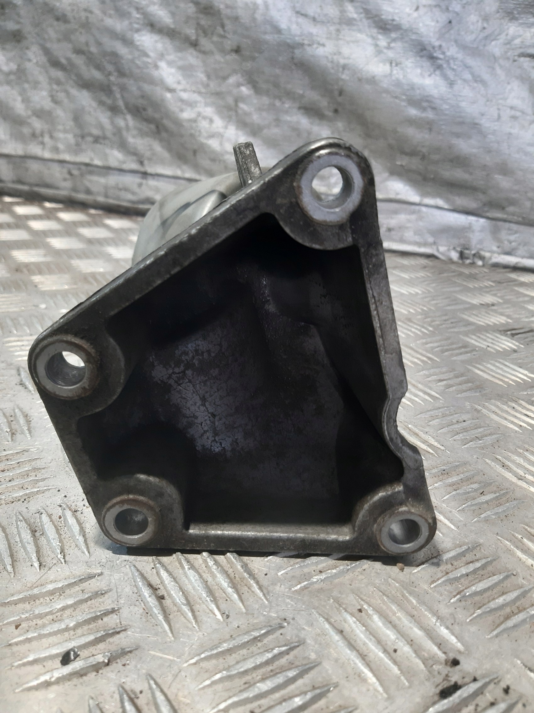 Audi A4 B6 2.4 V6 holder engine mount right 8D0199308D