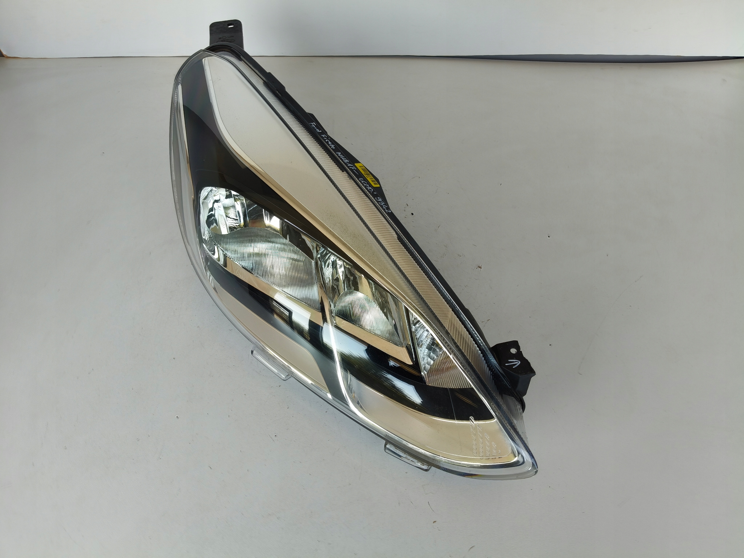 light right REFLEKTOR FORD FIESTA MK8 17